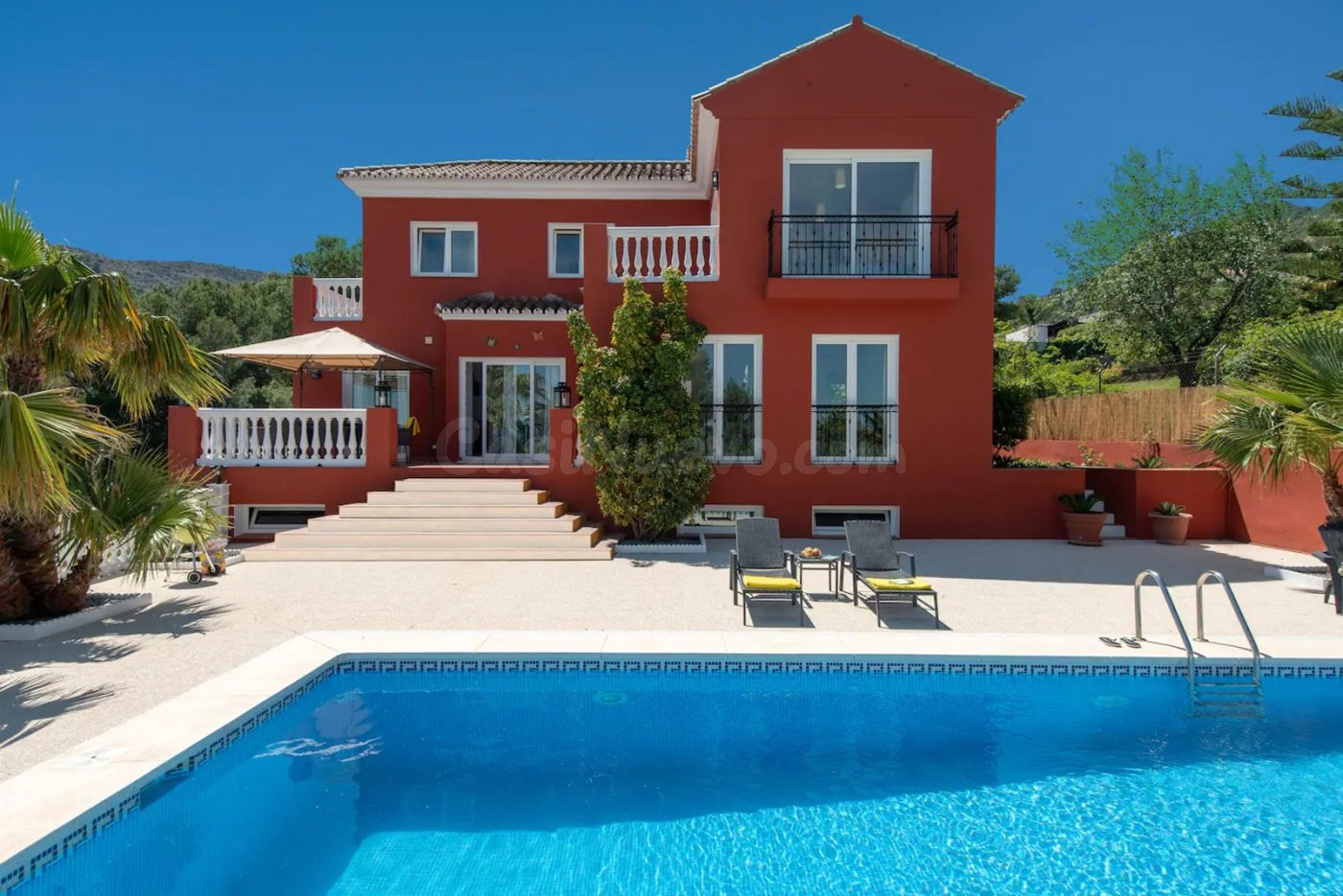 Impresionante villa a tan solo 20 minutos de Málaga, ideal como inversion ó vivienda familiar.