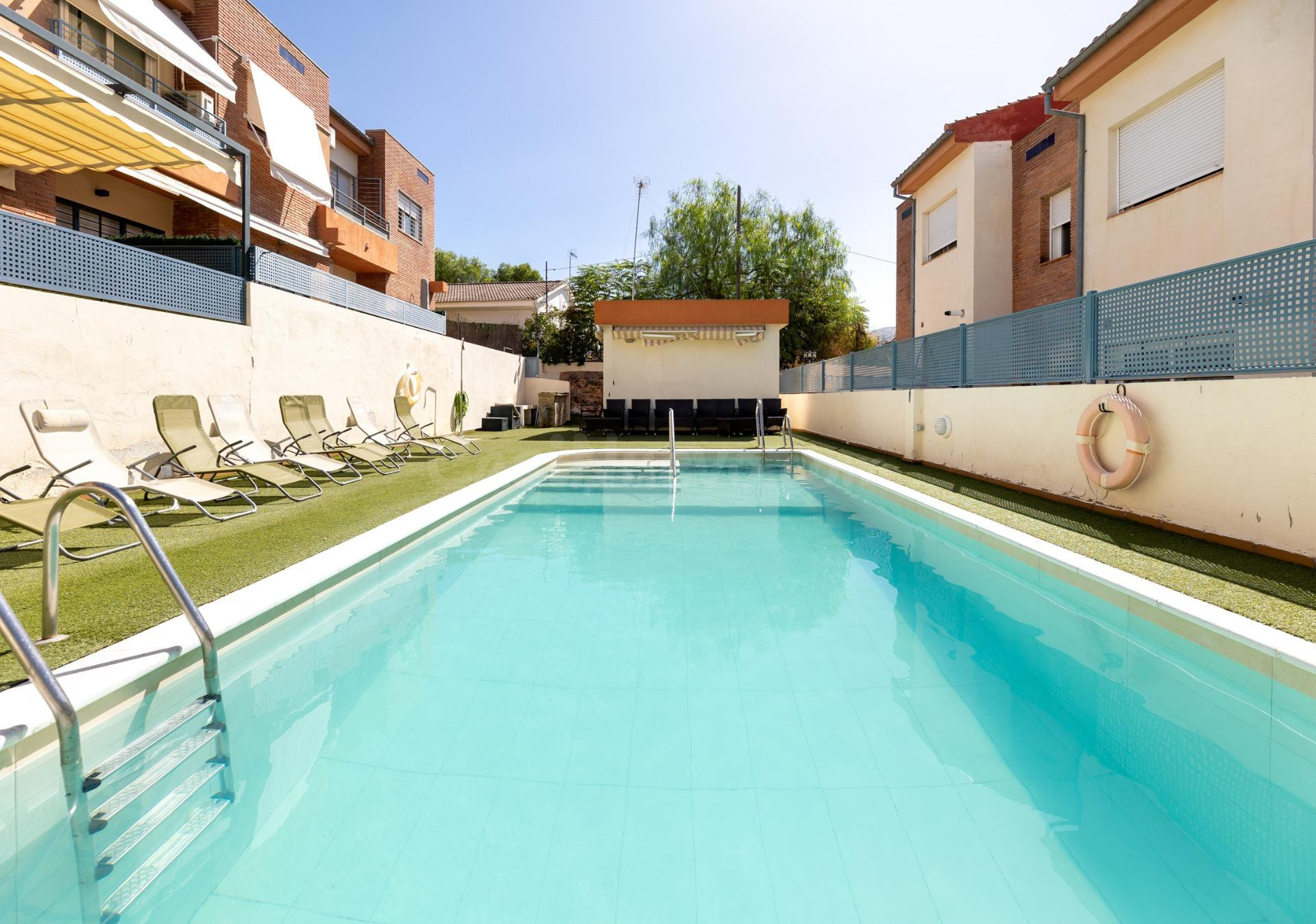 Casa Adosada Ideal en Urbanización con Piscina