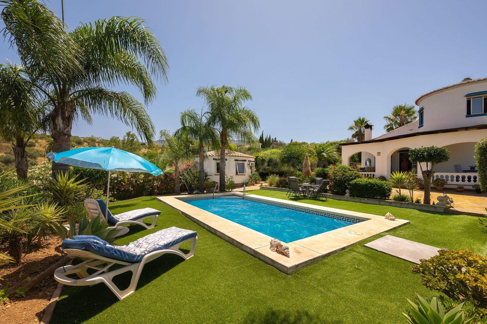 Acogedora casa de campo en un estado impecable con piscina privada y vistas al valle .