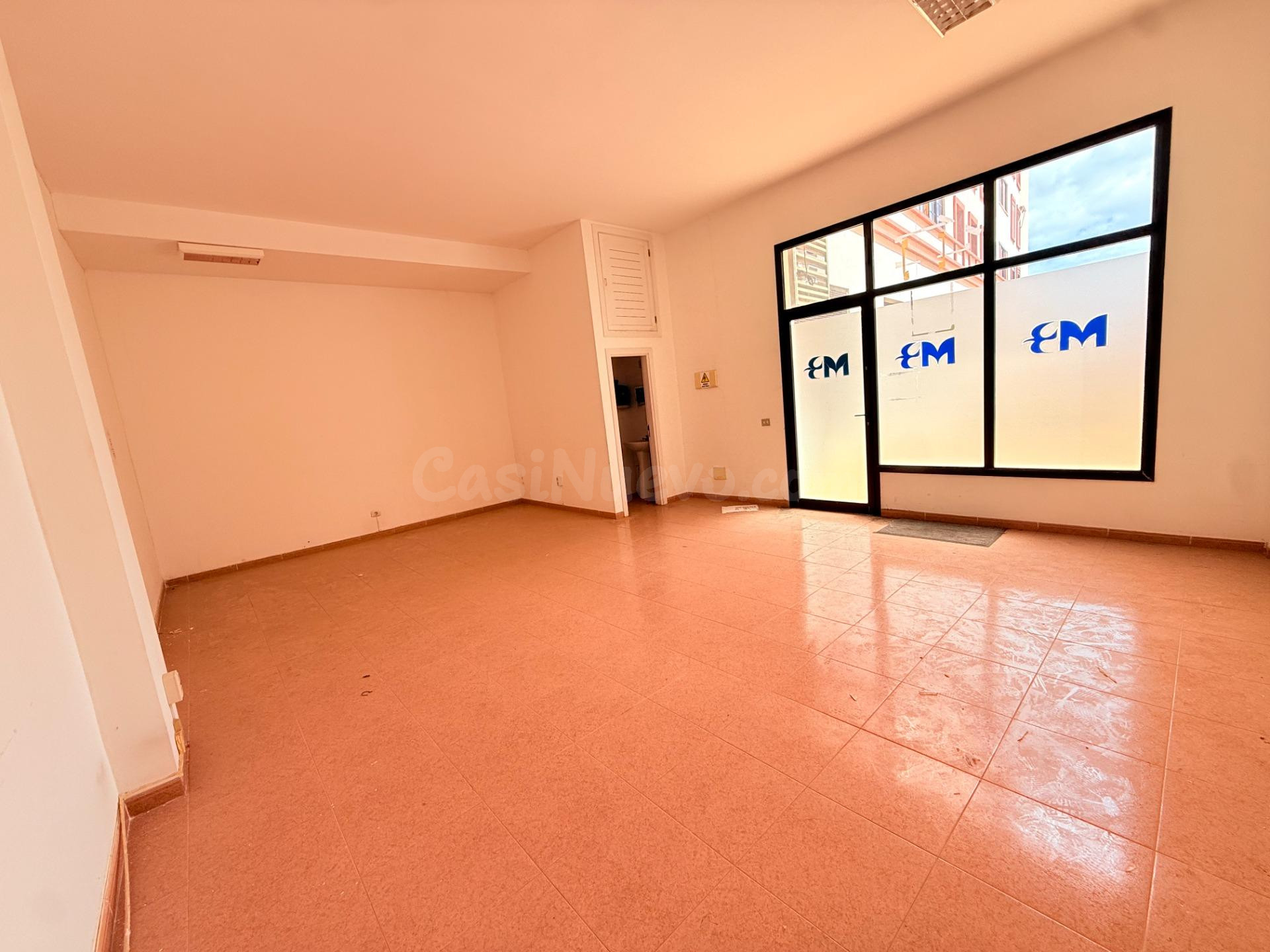 LOCAL COMERCIAL CON ESCAPARATE,  DIAFANO EN CALLE RAMON Y CAJAL,  EDIFICIO SALESIANOS.