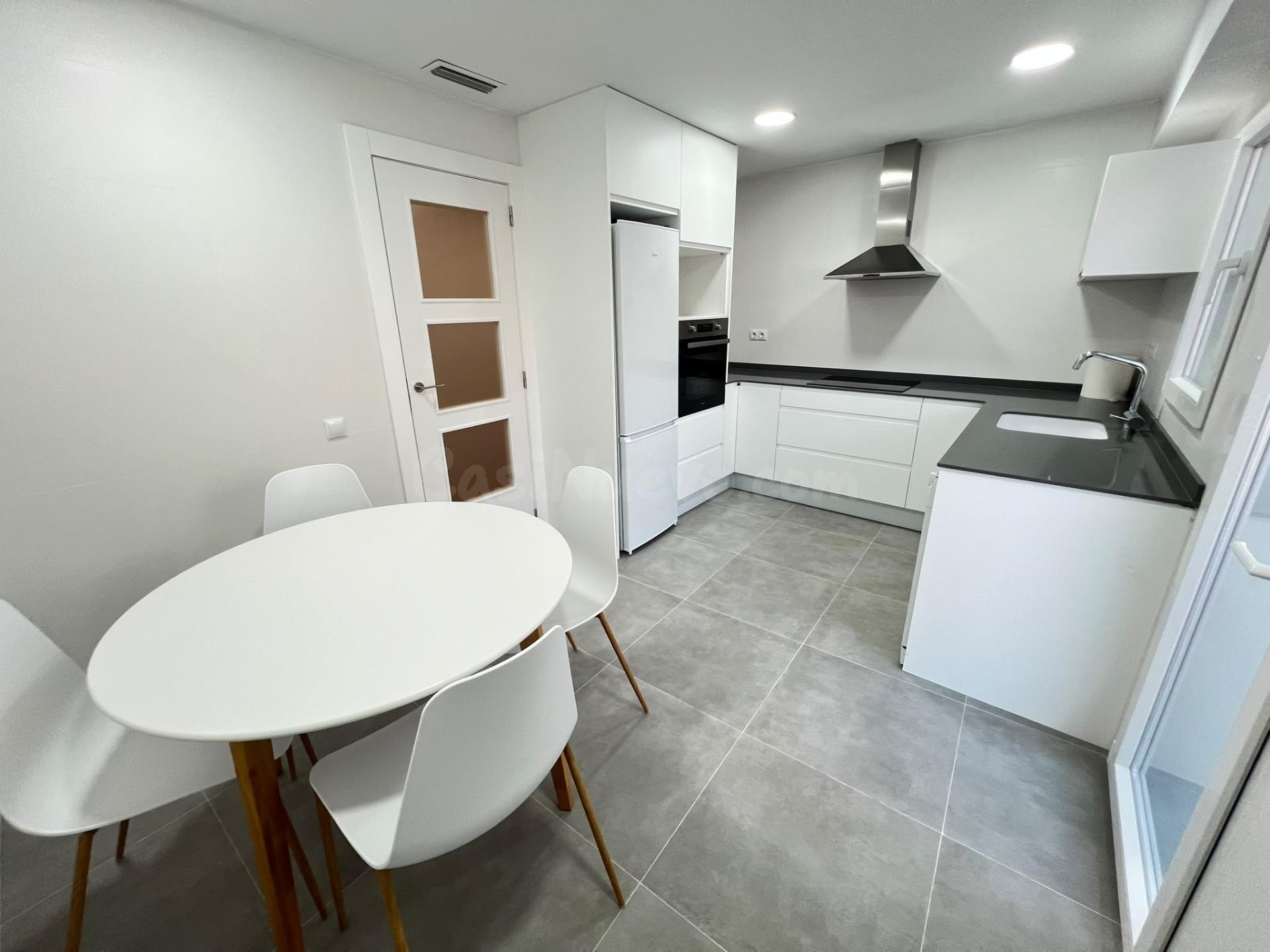 PISO EN BUENA ZONA,  TOTALMENTE REFORMADO A ESTRENAR, EXTERIOR, MUY LUMINOSO.