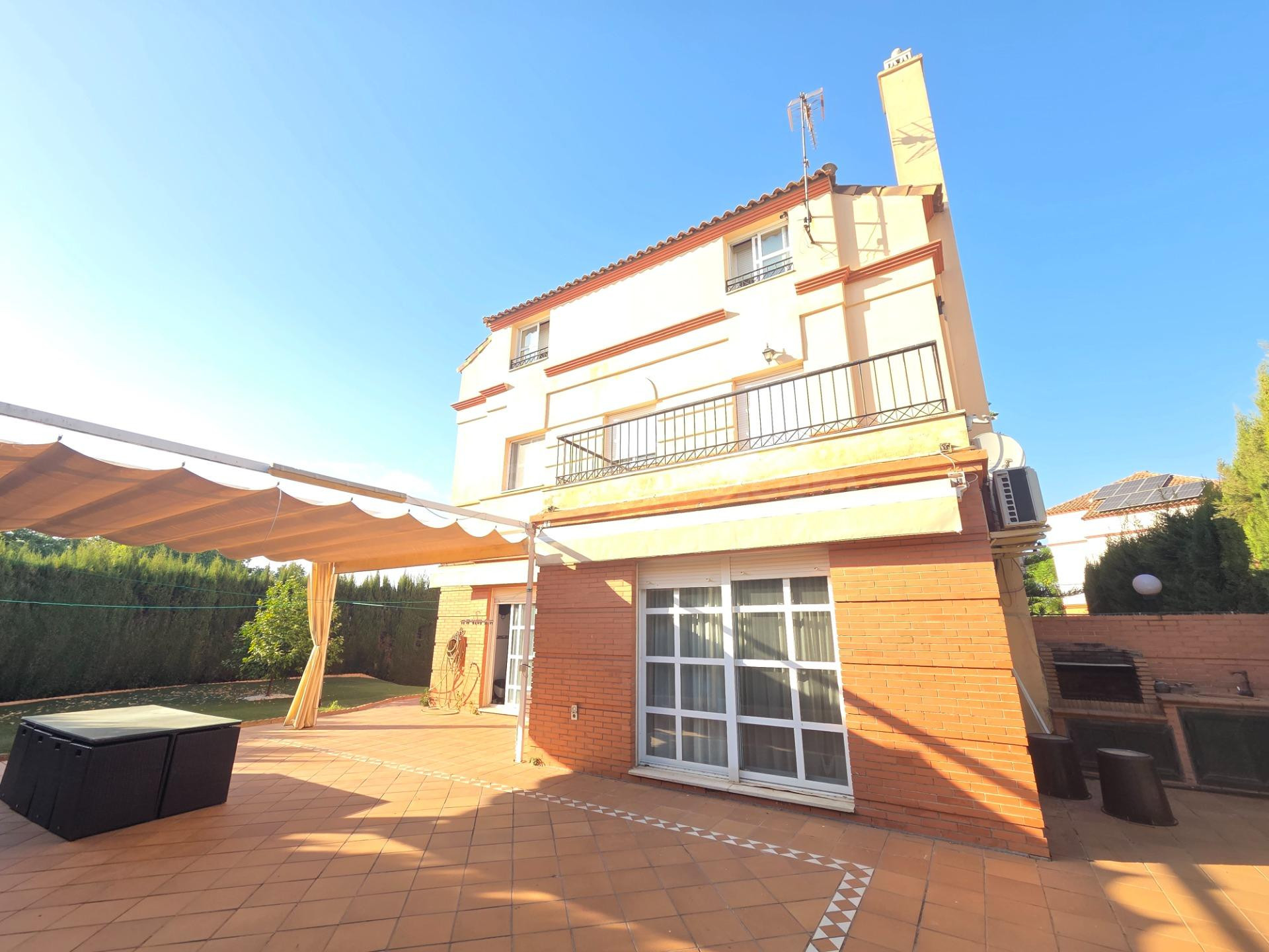 CHALET EN URBANIZACIÓN PRIVADA CON PISCINA