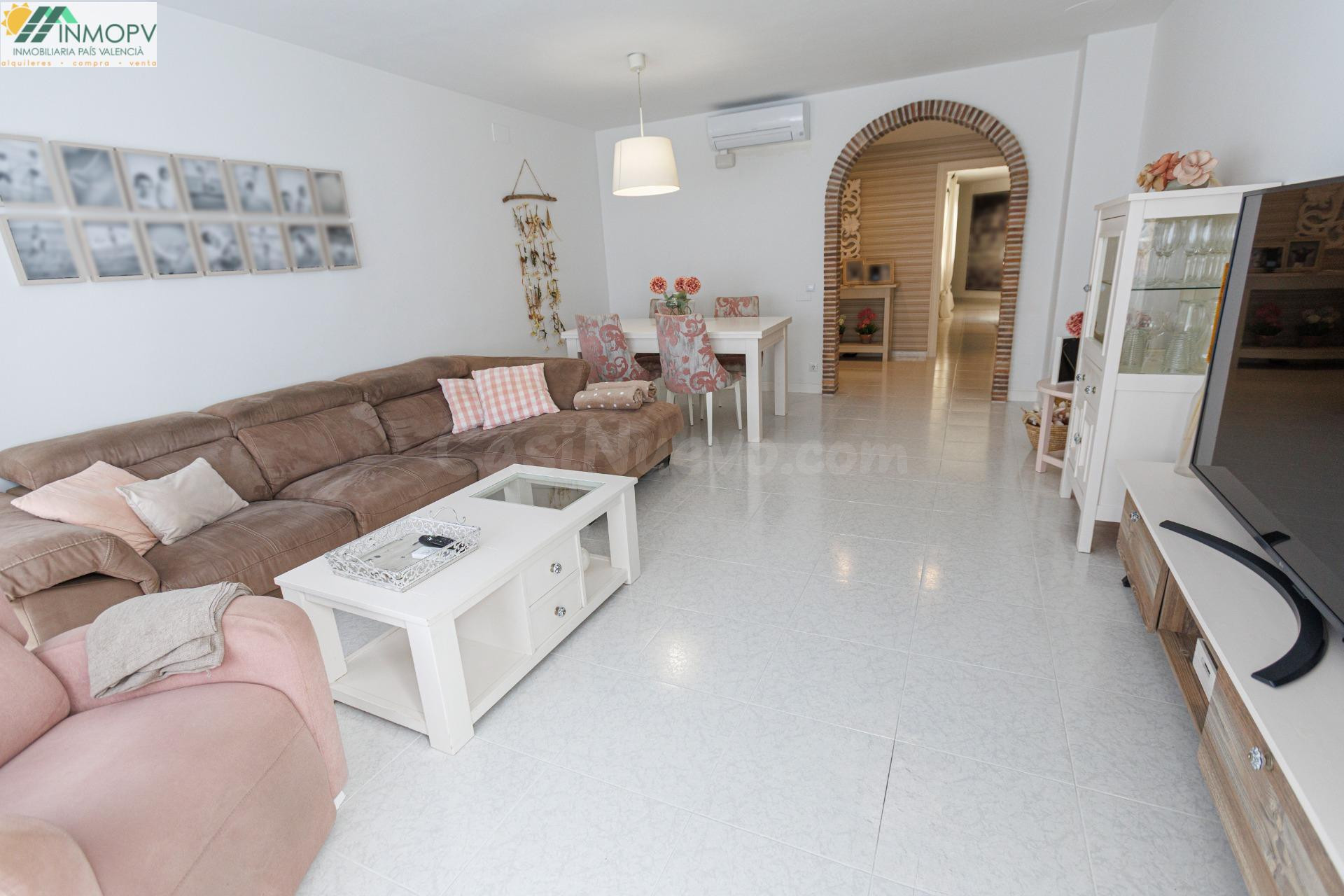 SE VENDE AMPLIO PISO ZONA MERCADONA DE 4 DORMITORIOS, 2 BAÑOS, TERRAZA Y PISCINA COMUNITARIA!