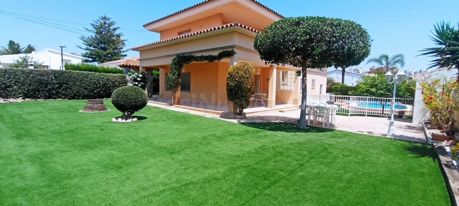CHALET CON PISCINA PRIVADA EN COSTA SUR PARA ALQUILER ANUAL