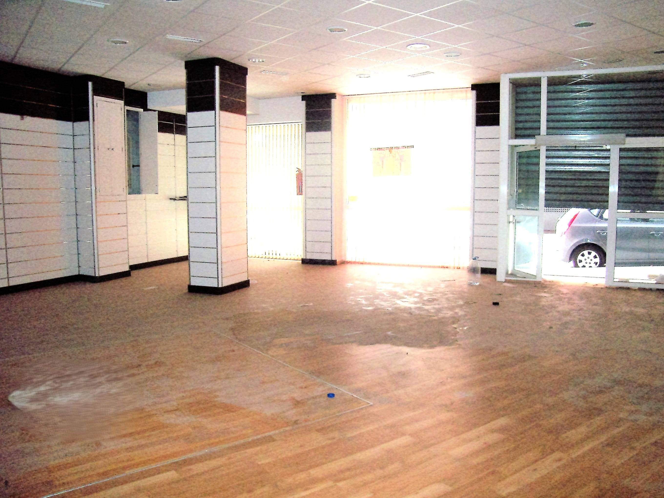 Inversión Estratégica en San Blas: Local Comercial de 350m2 Reformado.