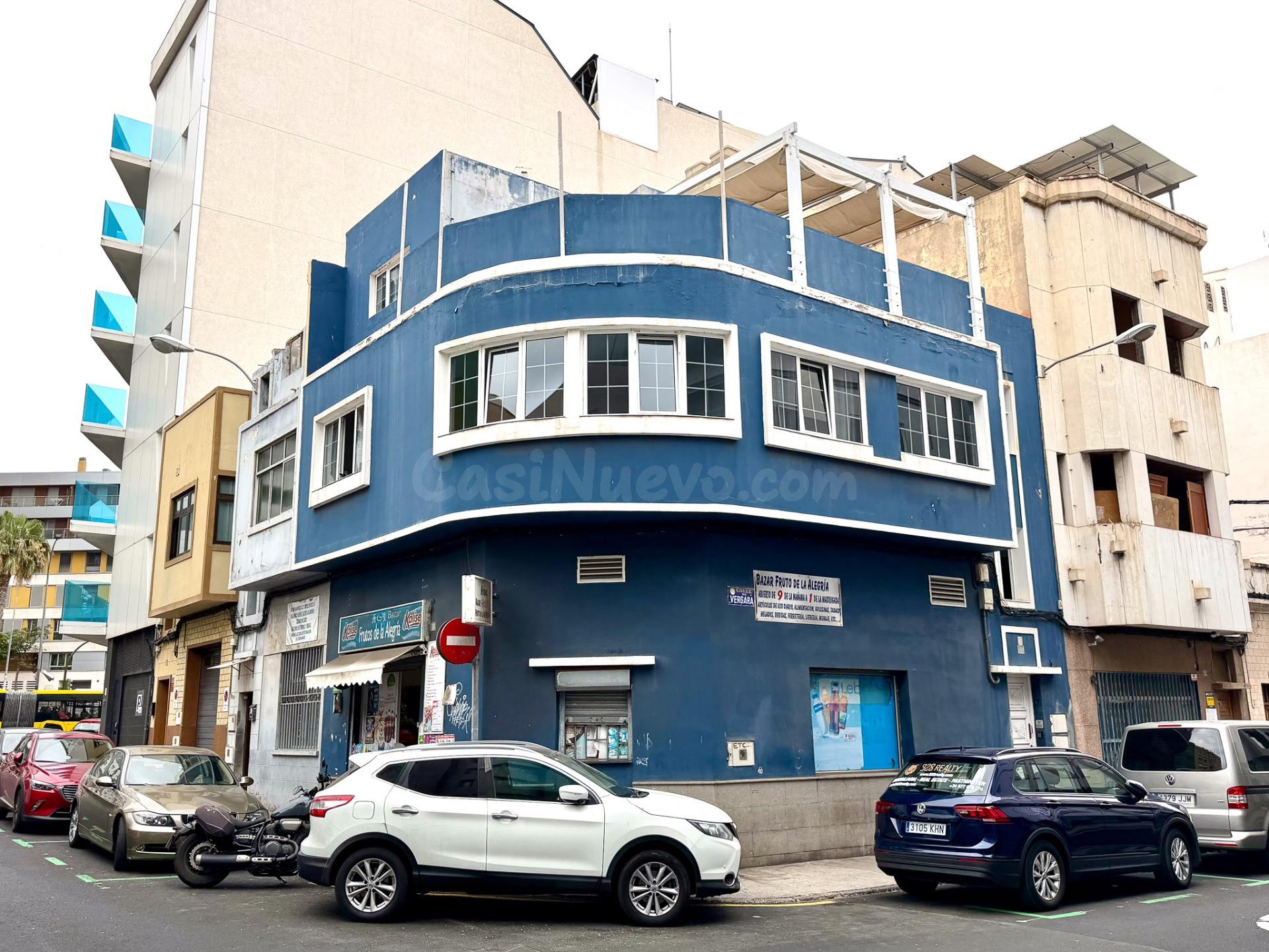 Edificio independiente junto a Las Canteras: inversión con rentas activas