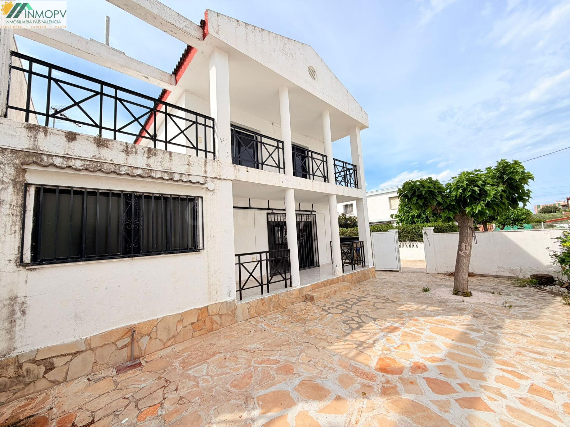 EN VENTA CASA ADOSADA PAREADA EN CALA PUNTAL! PRECISA DE REFORMA Y ACTUALIZACION!