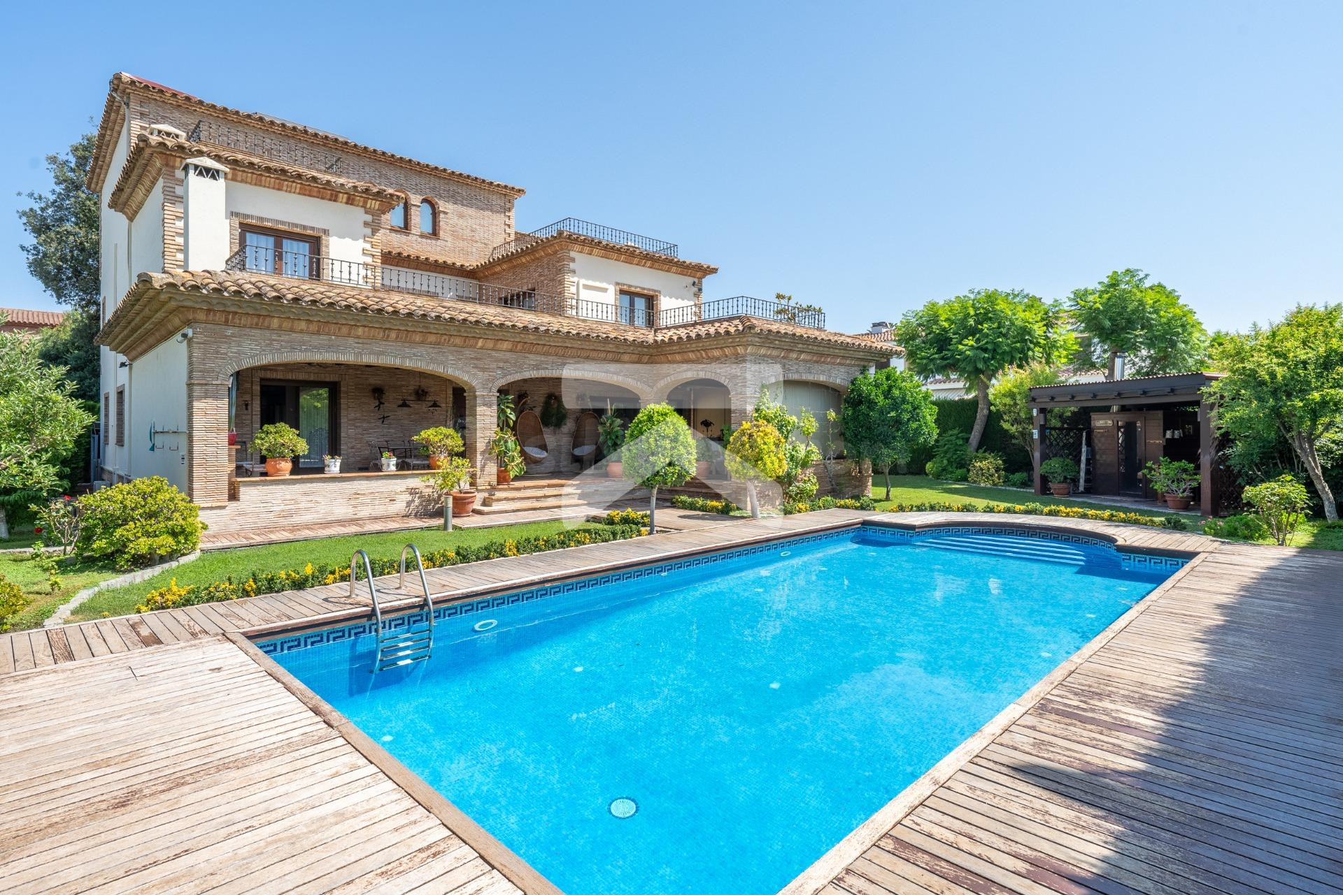 Vivienda singular con piscina y jardin