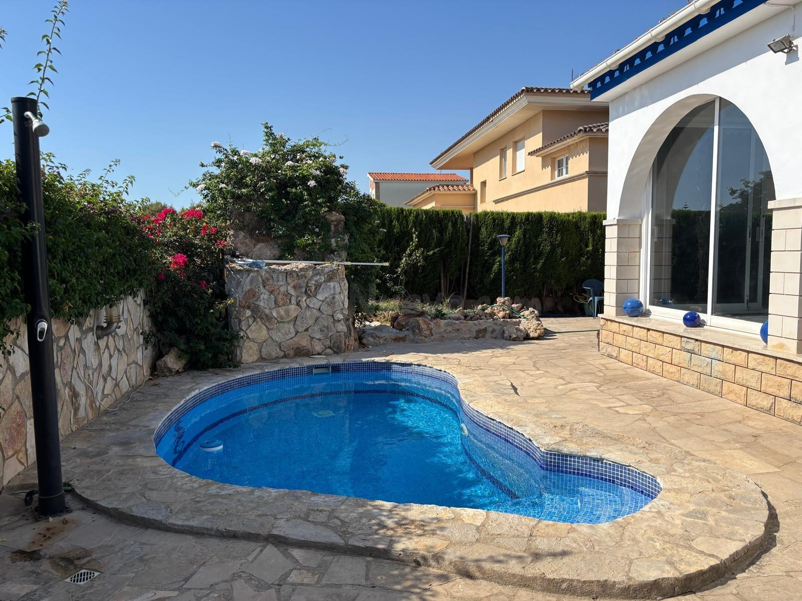CHALET CON PISCINA PRIVADA DOS habitaciones EN ALQUILER ANUAL EN COSTA SUR