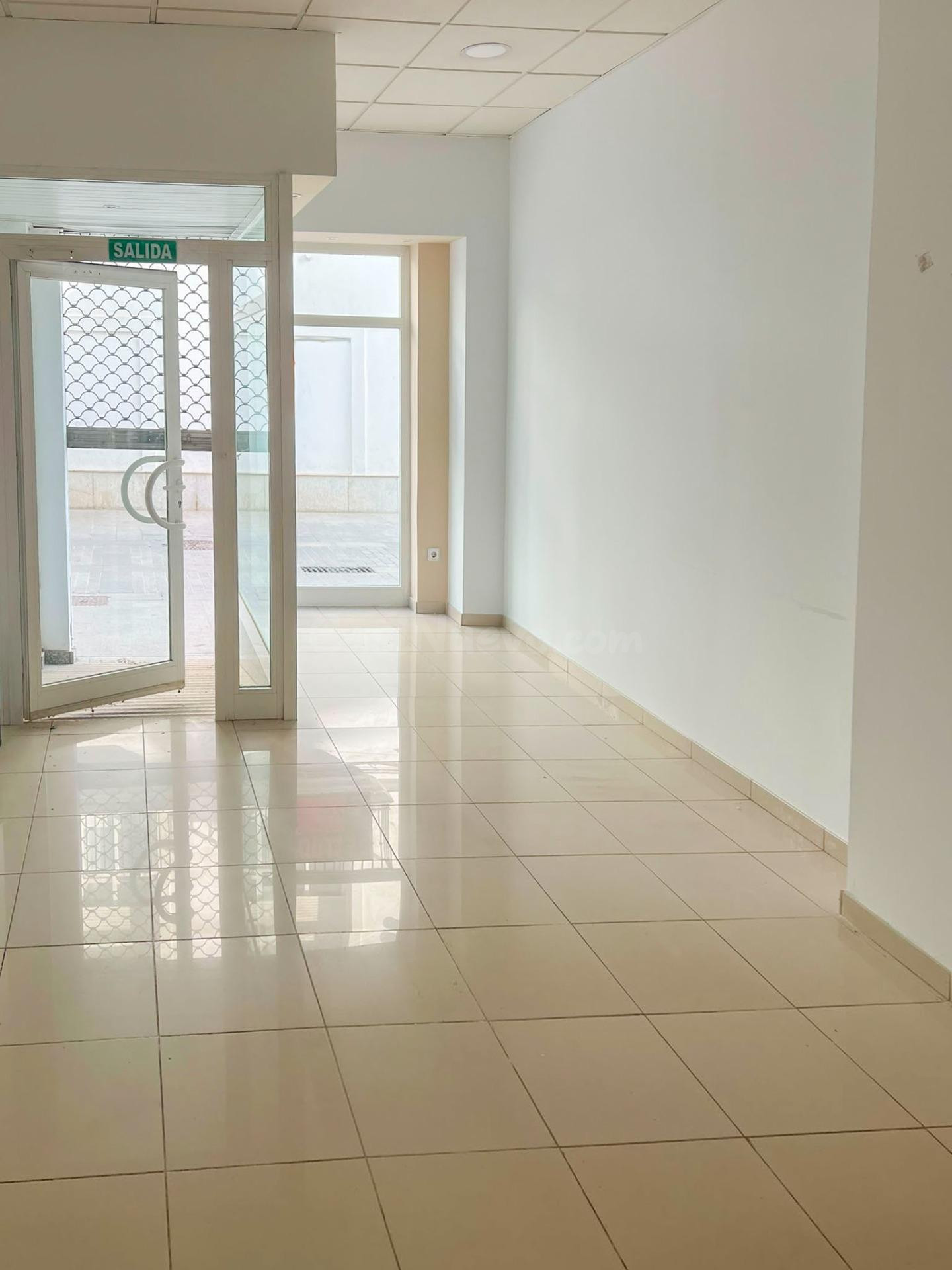SE ALQUILA LOCAL COMERCIAL EN EL CENTRO DE CHICLANA