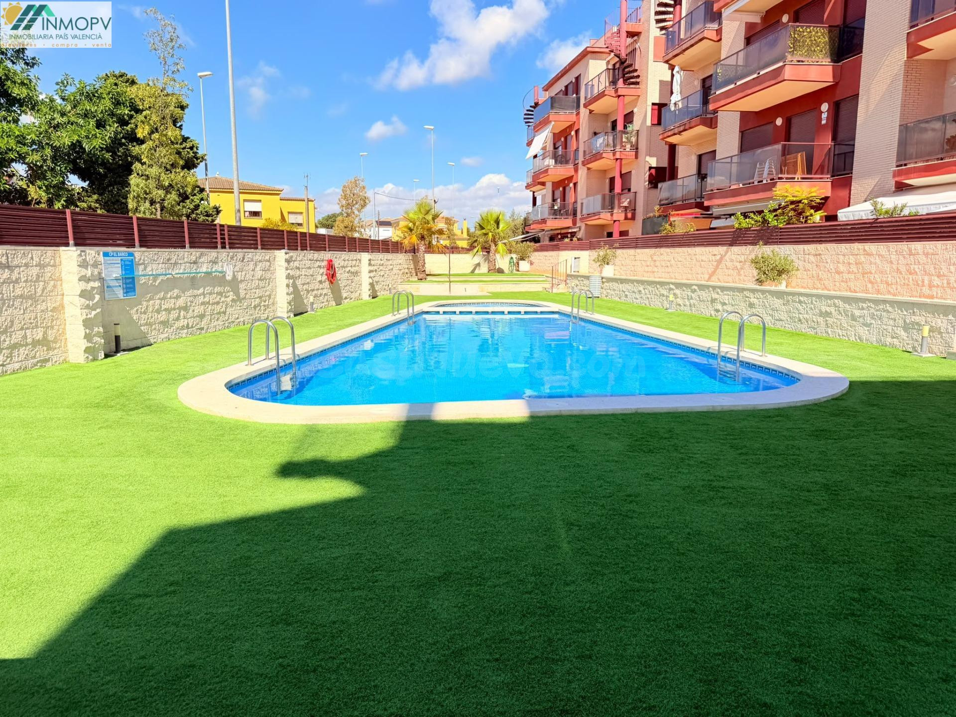 APARTAMENTO ESQUINERO EN PLANTA BAJA DE 2 DORMITORIOS.URBANIZACION PRIVADA CON PISCINA, PARKING Y TRASTERO CERCA DE LA PLAYA!