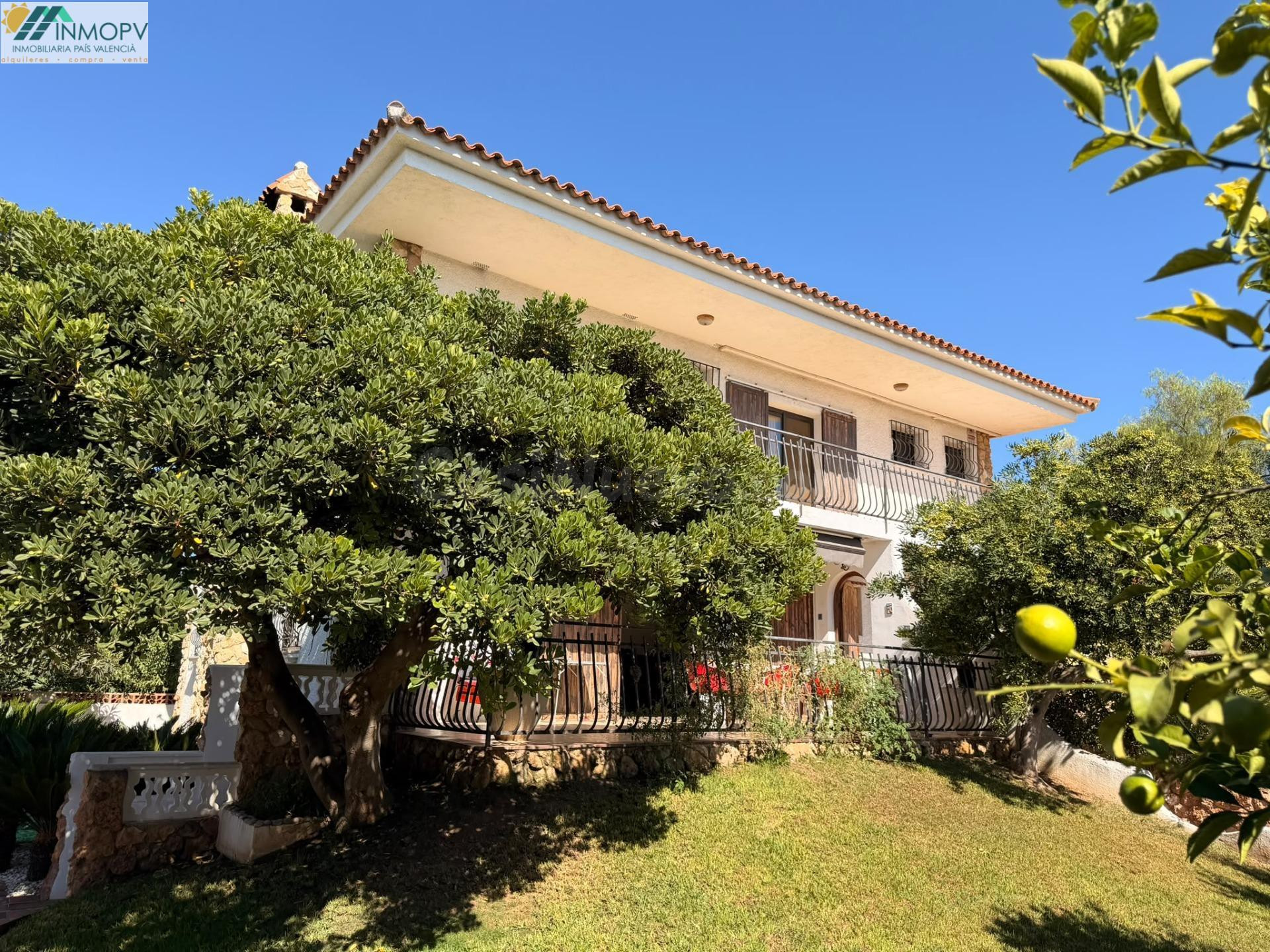EN EXCLUSIVA GRAN CHALET EN ZONA AMERADORS VINARÒS! PARCELA DE 580m2 y 309m2 ÙTILES.