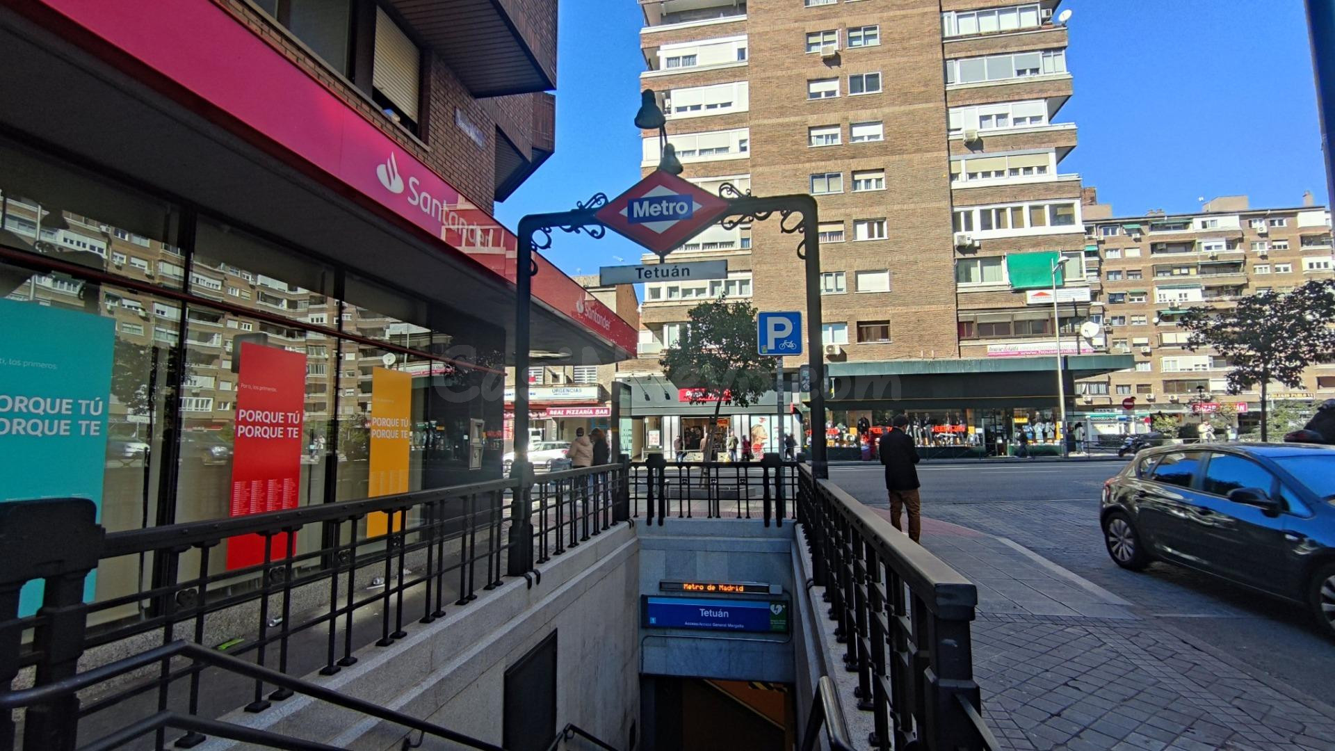 Plaza de parking junto a metro tetuán