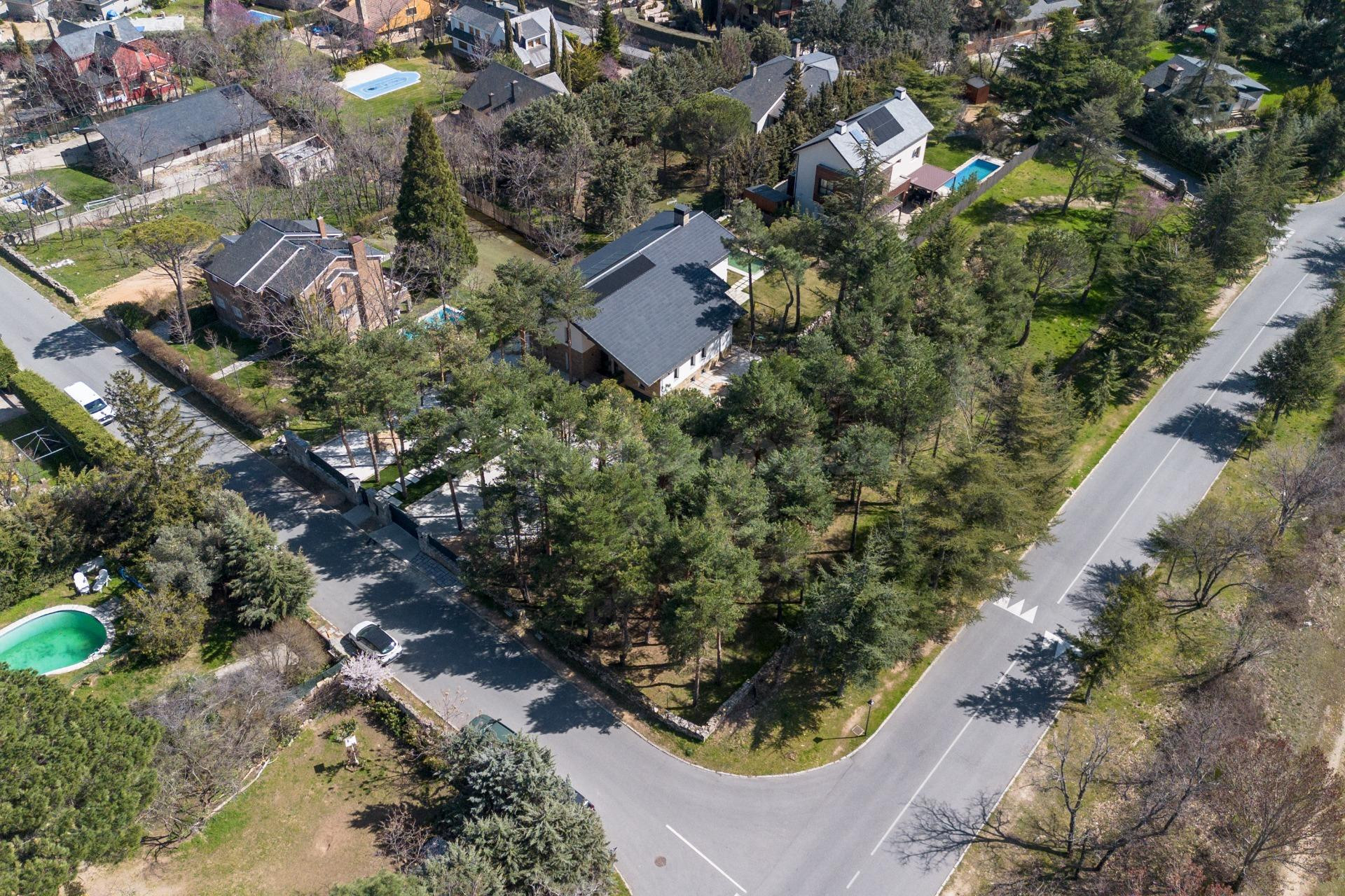 Parcela urbana en esquina junto al embalse de Navacerrada con licencia concedida y proyecto listo para construir