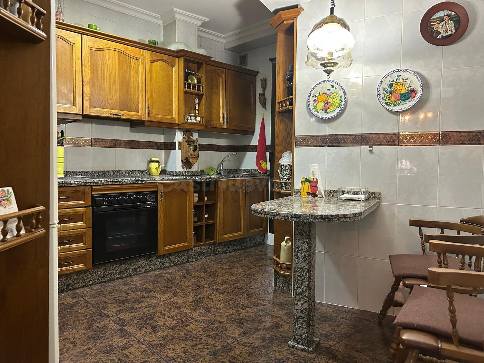 GRAN PISO CON 5 DORMITORIOS Y ASCENSOR EN AVENIDA JESUS RESCATADO