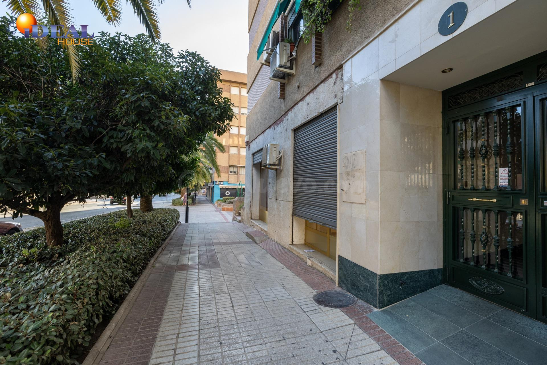 Local de 50 m2 cerca del centro de Granada con posibilidad de cambio de uso a vivienda