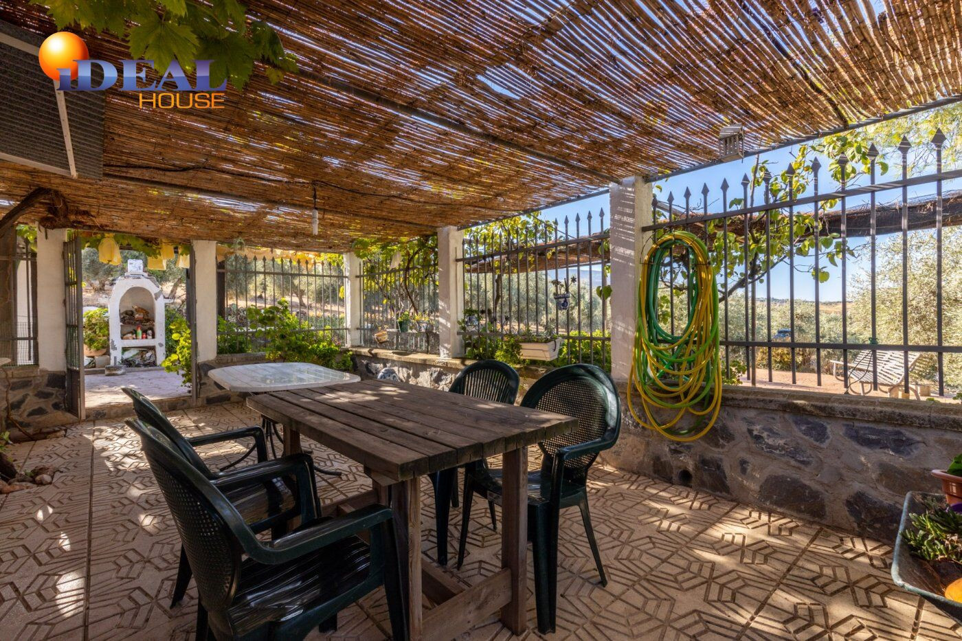 FINCA RÚSTICA CON PISCINA Y 17.000 M2 A 20 MINUTOS DE GRANADA