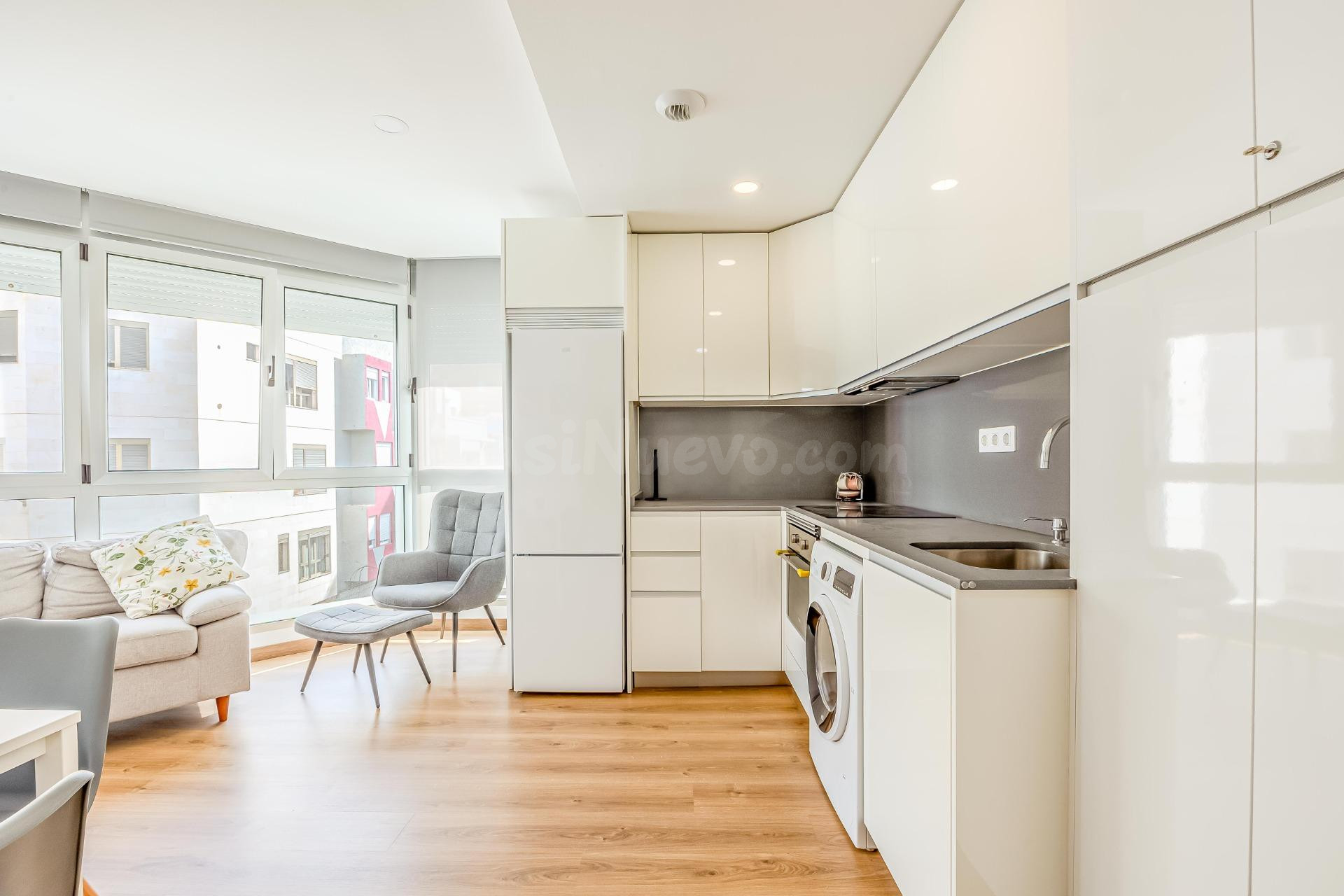 APARTAMENTO a un paso de Las Canteras: diseño actual, dormitorio independiente y el mar al final de la calle