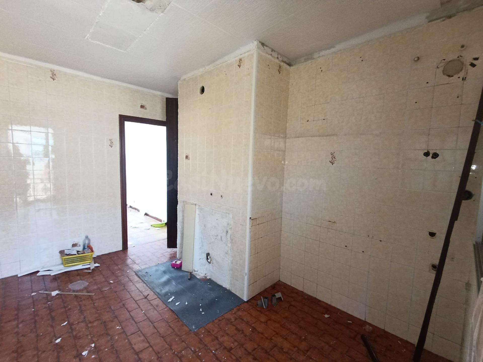 Oportunidad de Inversión: Piso en Avilés a Reformar por €57,000