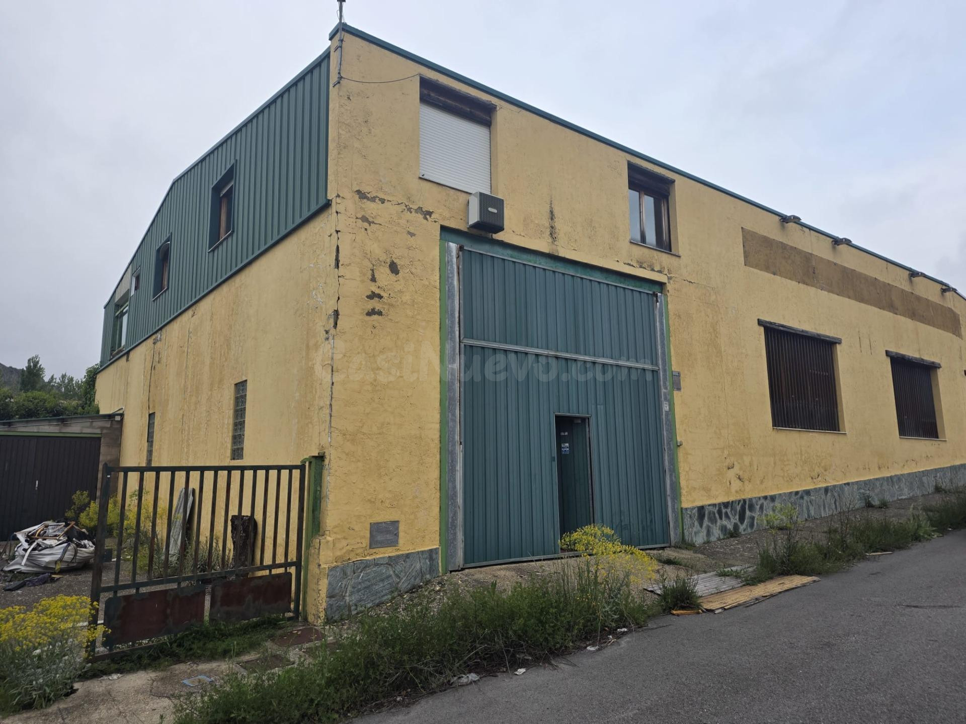 Amplia Nave Industrial con Vivienda en La Pola de Gordón