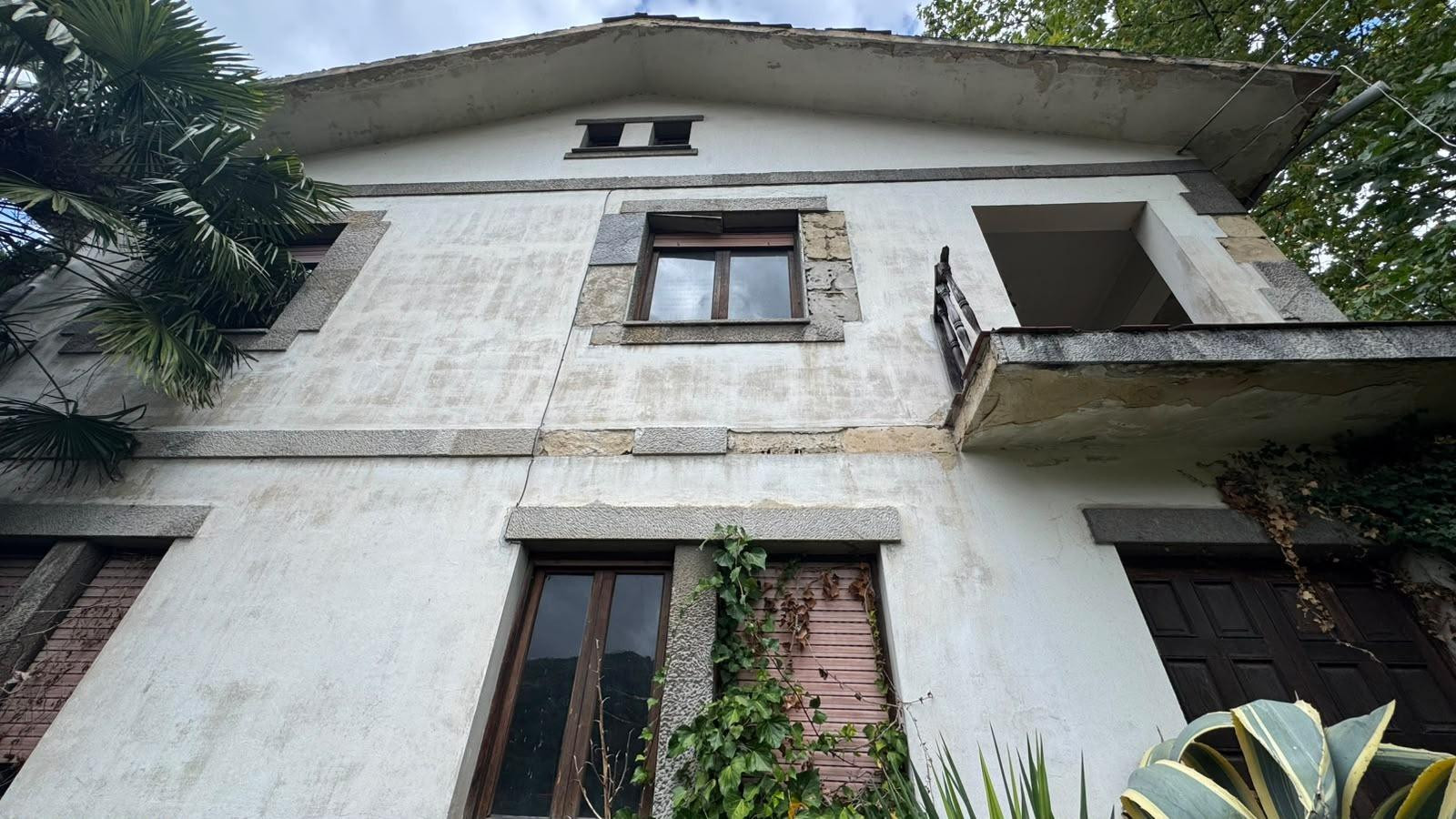 Casa con grandes posibilidades y vistas panorámicas en Moreda