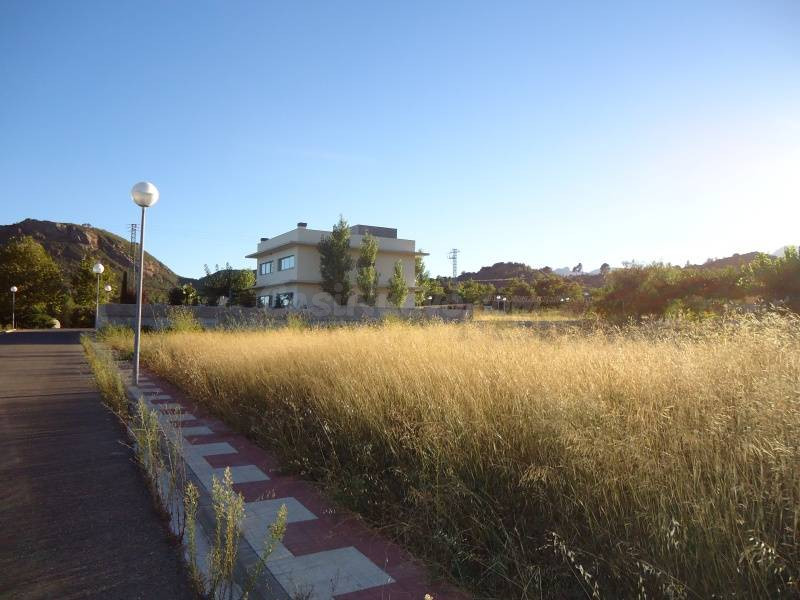 Parcela de 740 m2 con orientación sur y vistas hacia Cambrils.