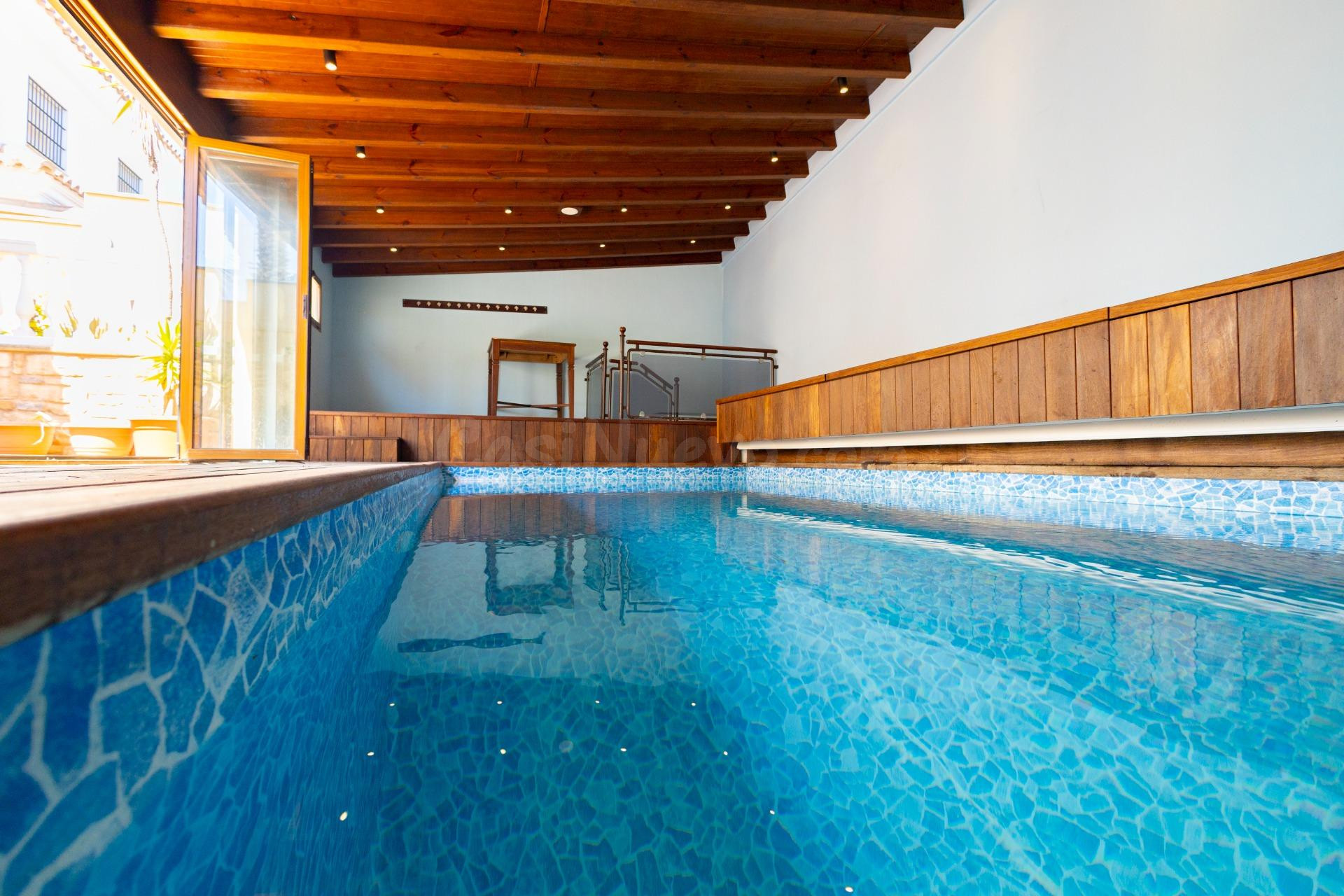 CHALET DE LUJO JUNTO A LA PLAYA CON PISCINA CLIMATIZADA