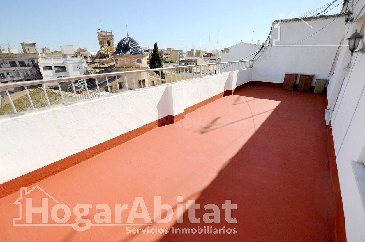 ÁTICO LUMINOSO CON GRAN TERRAZA, TODO AMUEBLADO Y CERCA DEL 