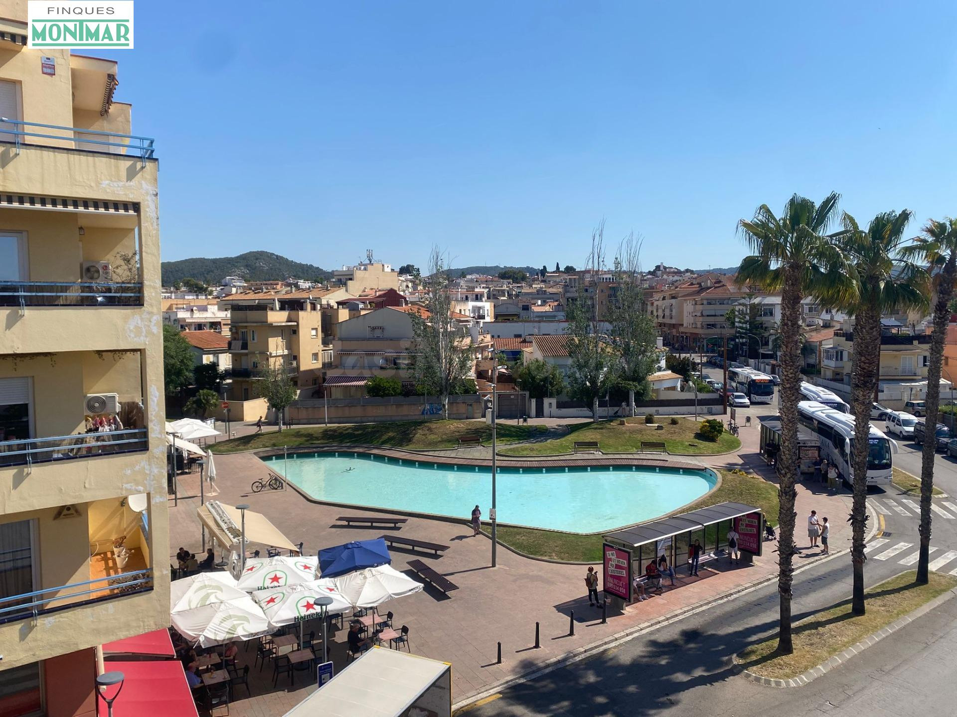 Ático dúplex familiar con 6 habitaciones, terraza de 70 m2 y garaje en el centro de Sant Pere de Ribes