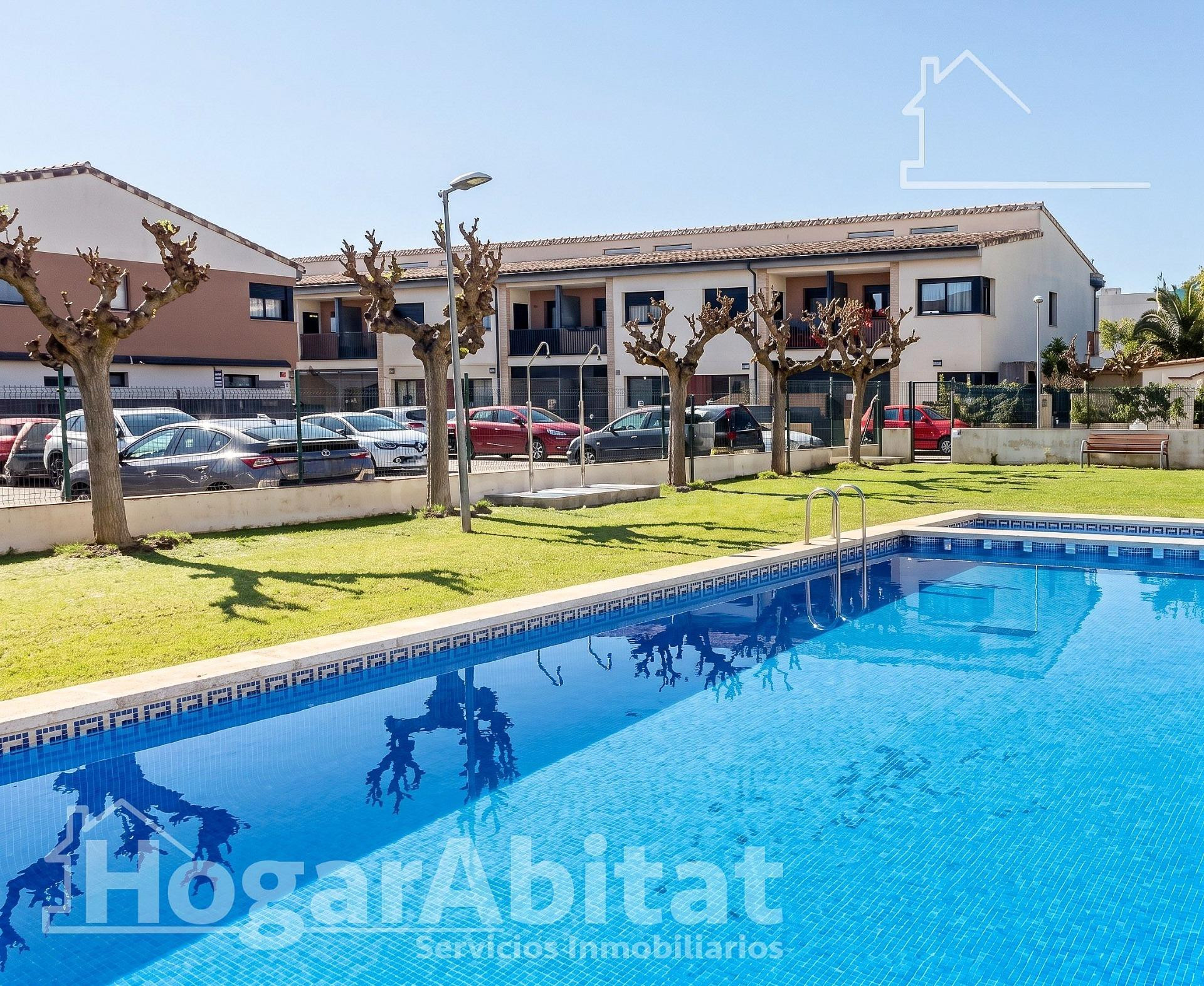 GRAN ADOSADO EN RESIDENCIAL, SOFISTICADO Y LUMINOSO CON GARAJE Y DOS TERRAZAS