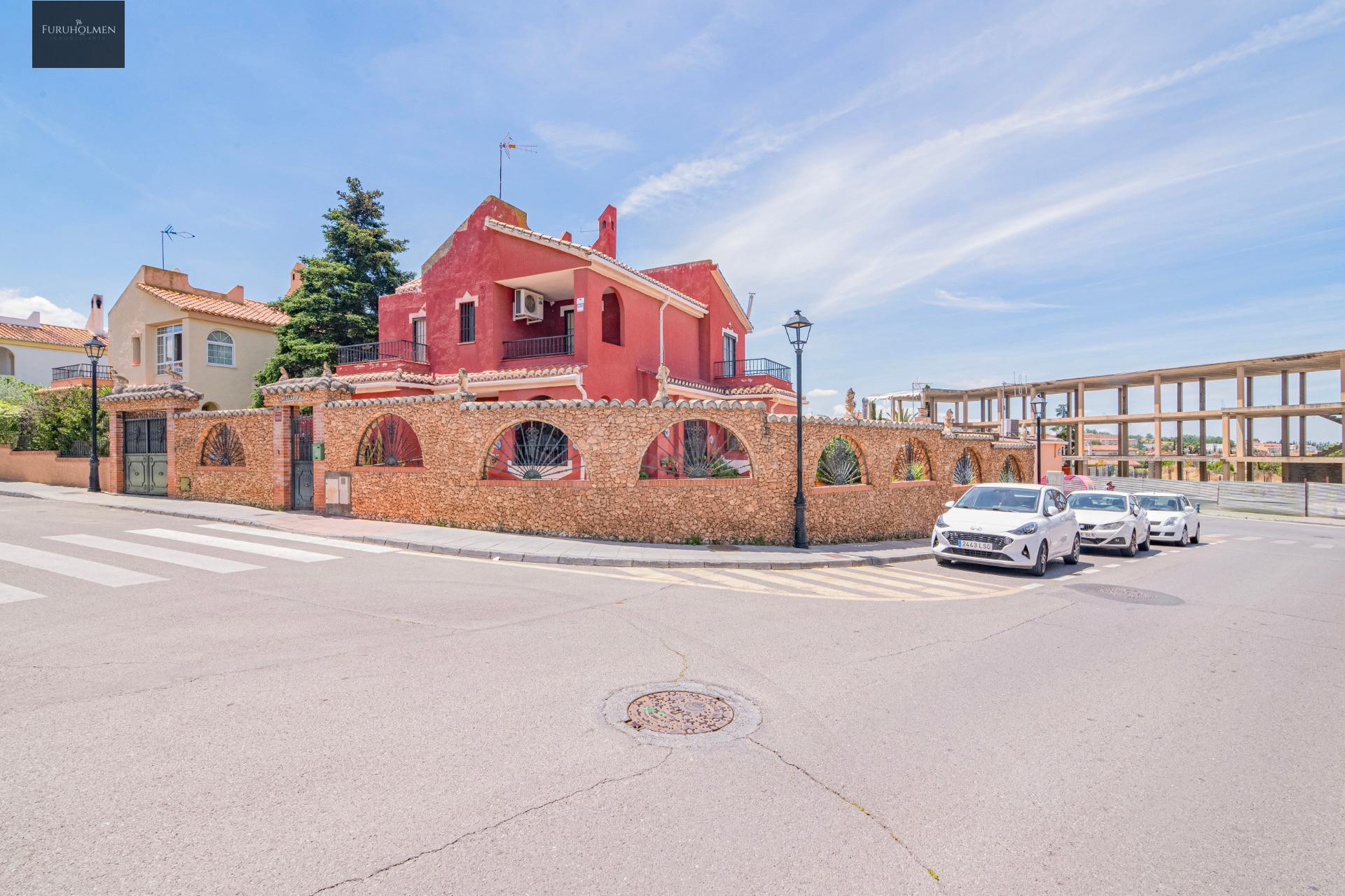 Chalet independiente junto al centro de salud.