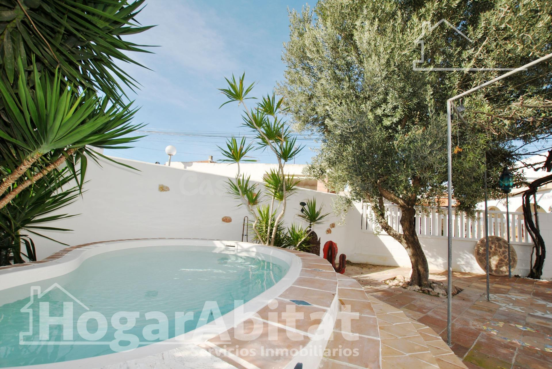 CASA SEMINUEVA Y ESQUINERA CON TERRAZA CERCA DE LA PLAYA