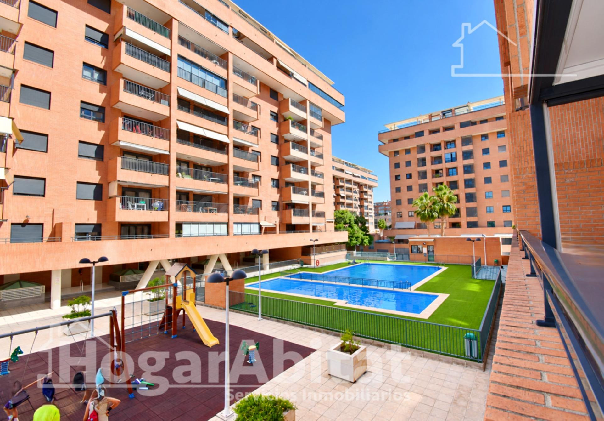 Seminuevo con piscina, garaje, trastero y terraza cerca del mar