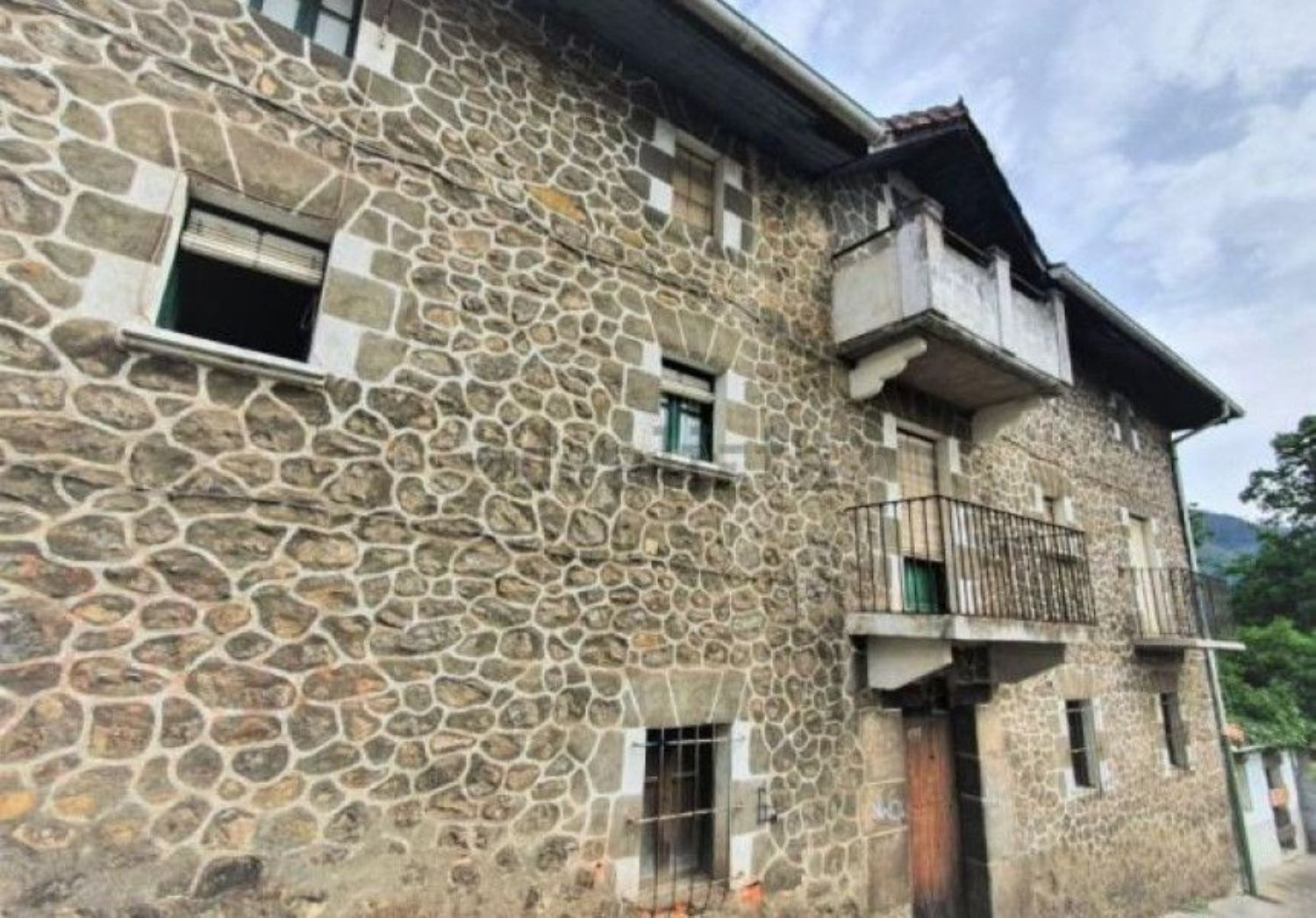 Edificio Bloque de 4 Viviendas de 3 plantas, en el Centro de LLodio