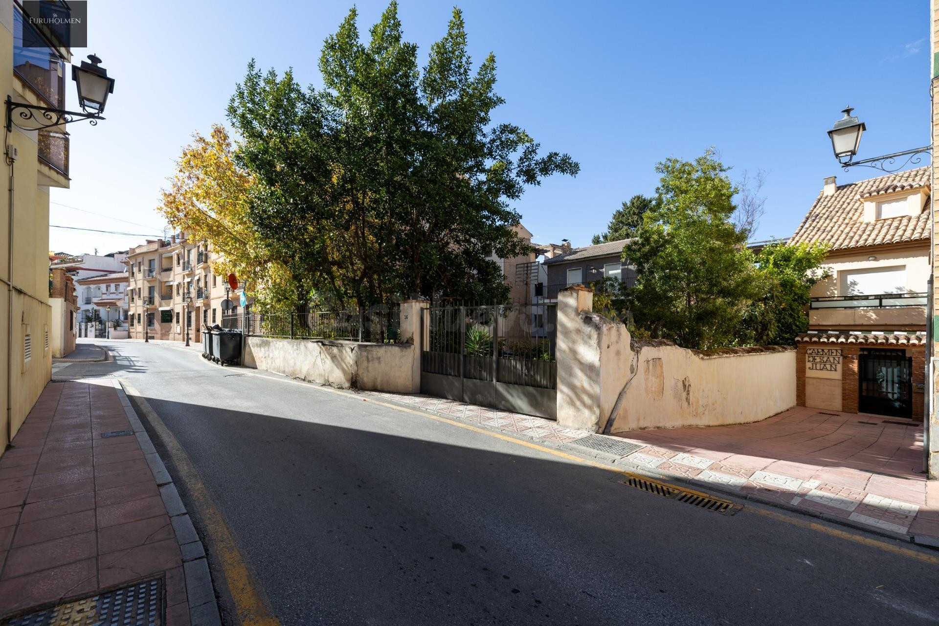 Ideal para obra nueva... O para tener una gran vivienda en el centro de La Zubia