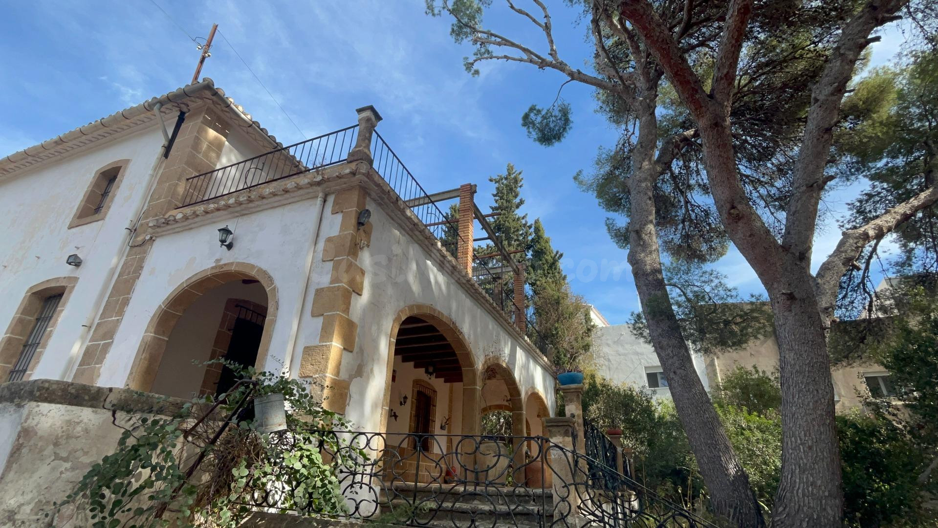 Parcela urbana de 4.186 m2 con potencial residencial y hotelero en Jávea, a pocos minutos del puerto