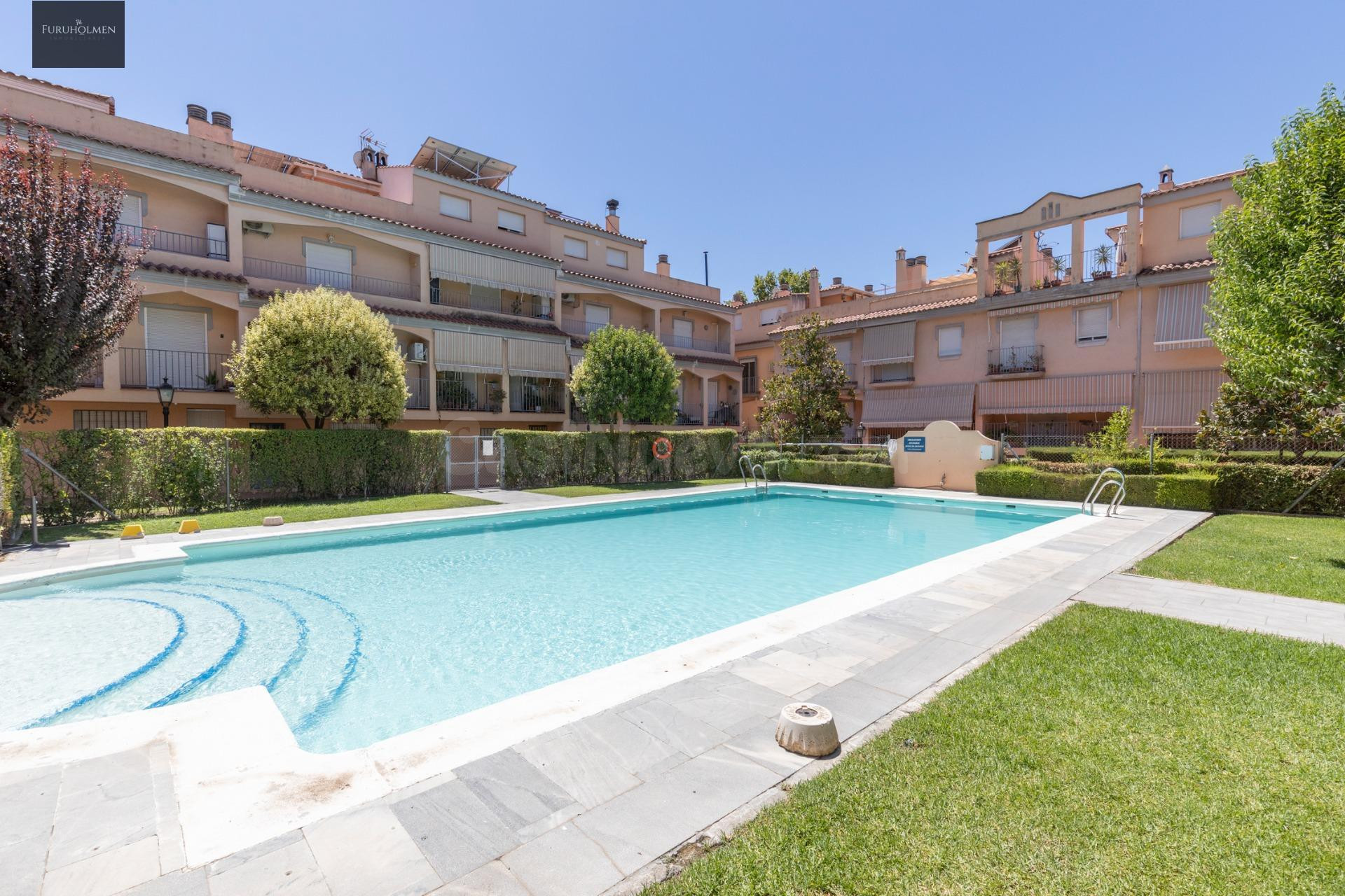 FANTÁSTICA CASA CON PISCINA COMUNITARIA, TERRAZA Y GARAJE