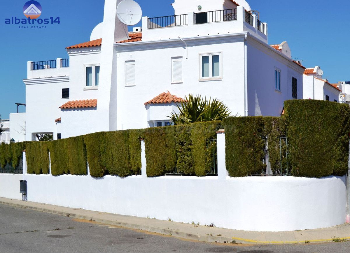 CHALET / VILLA EN LOS ENEBROS – EL ROMPIDO