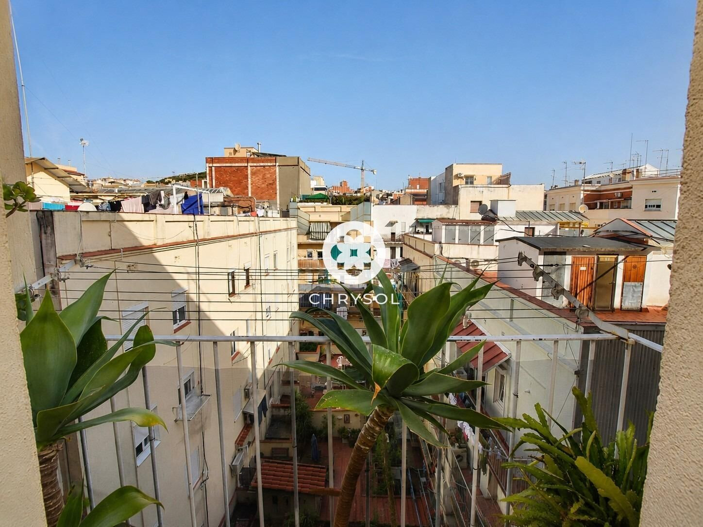Piso en venta en la calle Sant Antoni Maria Claret, frente a los Jardines de Can Miralletes
