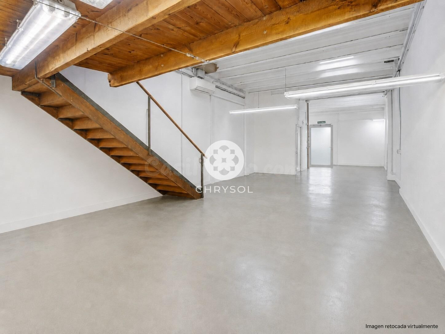 Local en venta en Torrent de les Flors, en la Vila de Gracia. Planta baja con altillo y anexo de uso exclusivo.