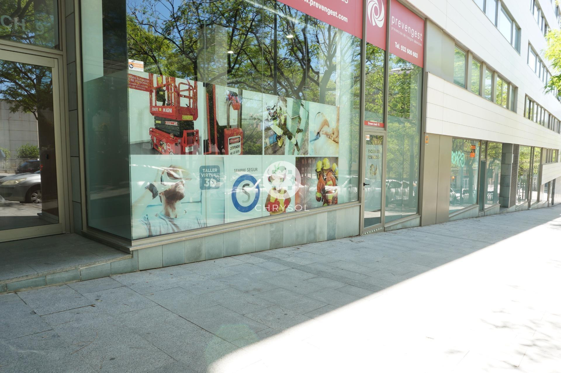 Local en venta de 155 m2 en Ernest Lluch (Collblanc)