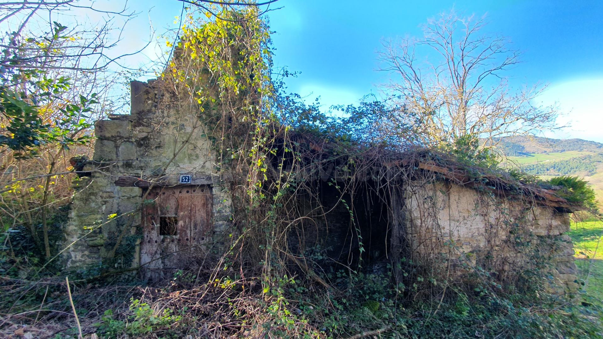 Terreno urbano de 1750 m2 con caserío a reformar en Menagarai (Aiara-Ayala).