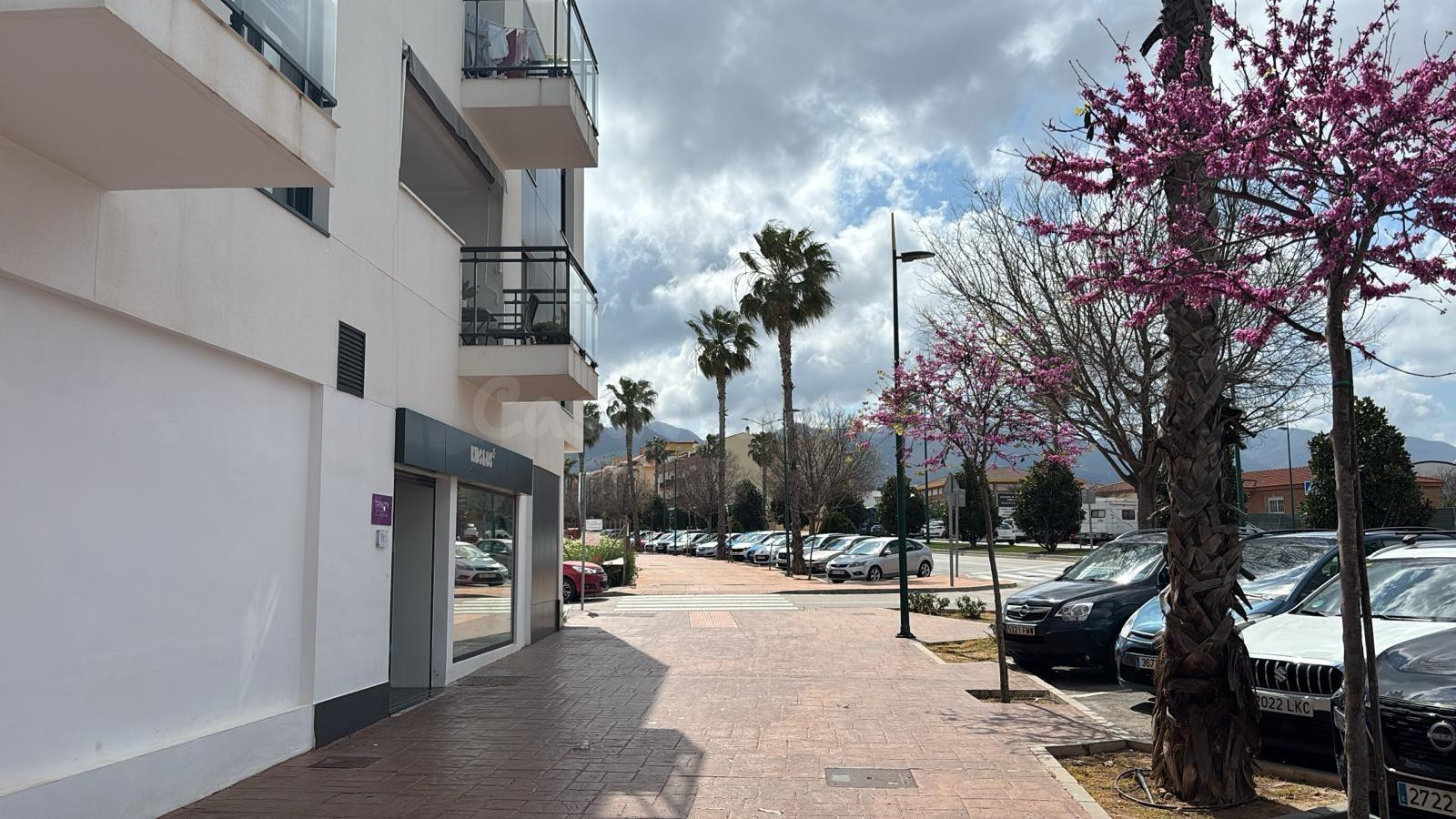¡Se alquila amplio local comercial en Alhaurín de la Torre!