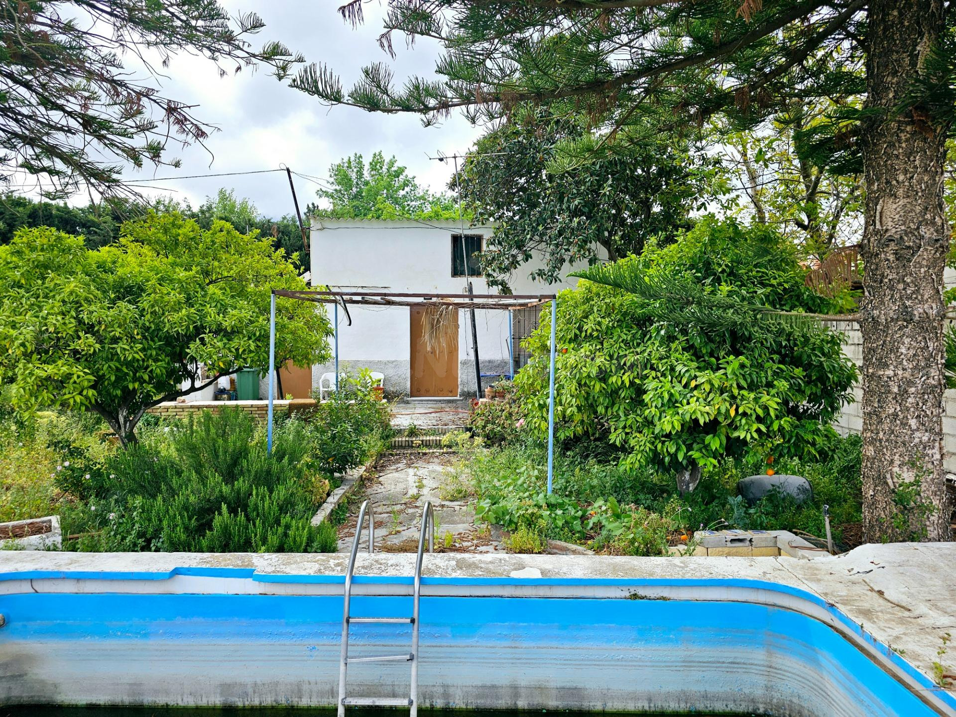 Alhaurín el Grande: Se vende finca con casa para reformar muy cerca del pueblo