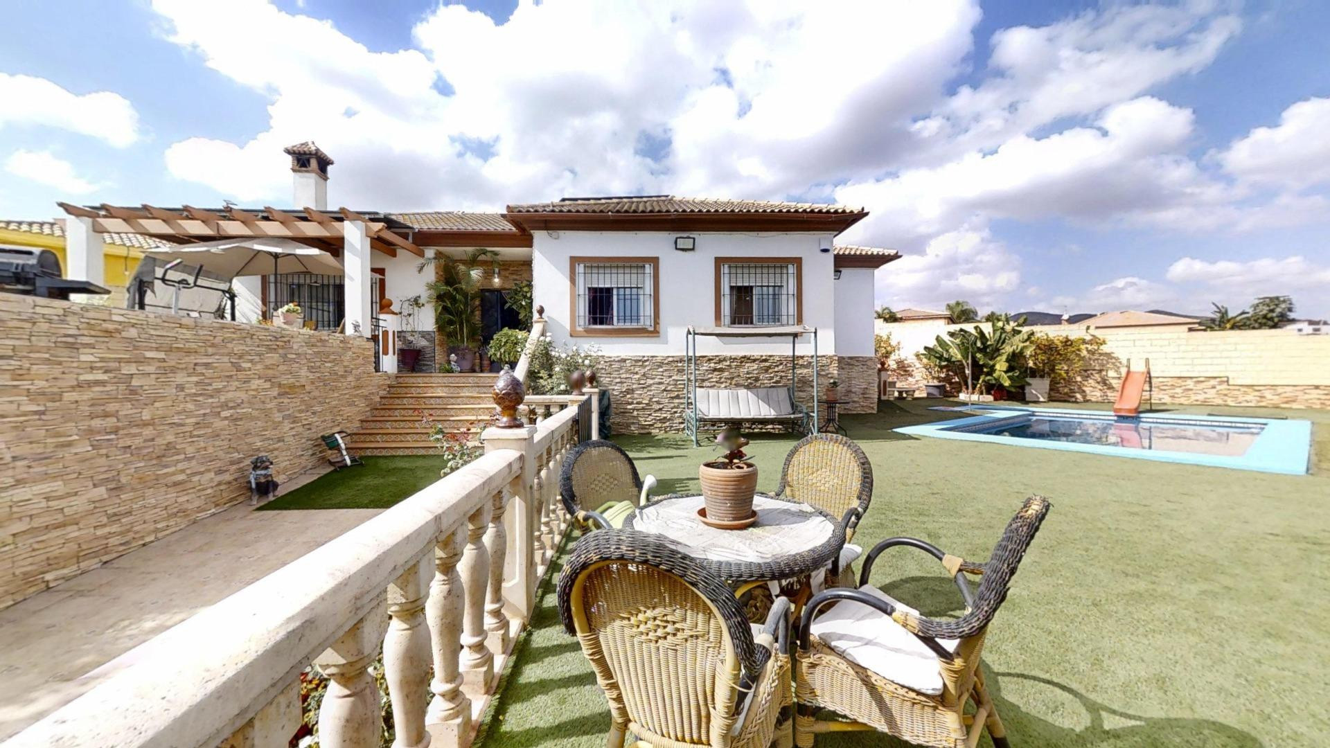 Vivienda independiente en esquina en Alhaurín de la Torre – Urbanización El Romeral   ¡Con piscina propia, placas solares y una espectacular parcela de 700 m2!