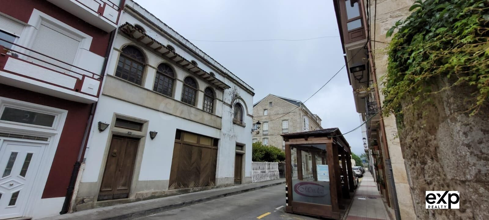 CASA URBANA DE ESTILO ARTDECO CON BAJO COMERCIAL