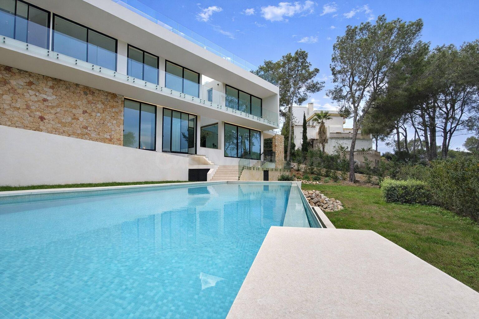 Villa de lujo de nueva construcción con piscina en parcela elevada en Santa Ponsa