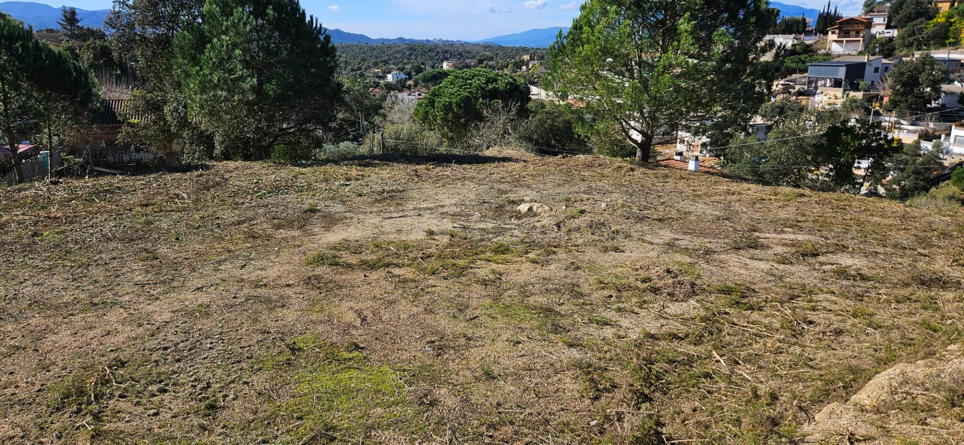 **Parcela urbana elevada con vistas y privacidad en Mas Altaba, Maçanet de la Selva**