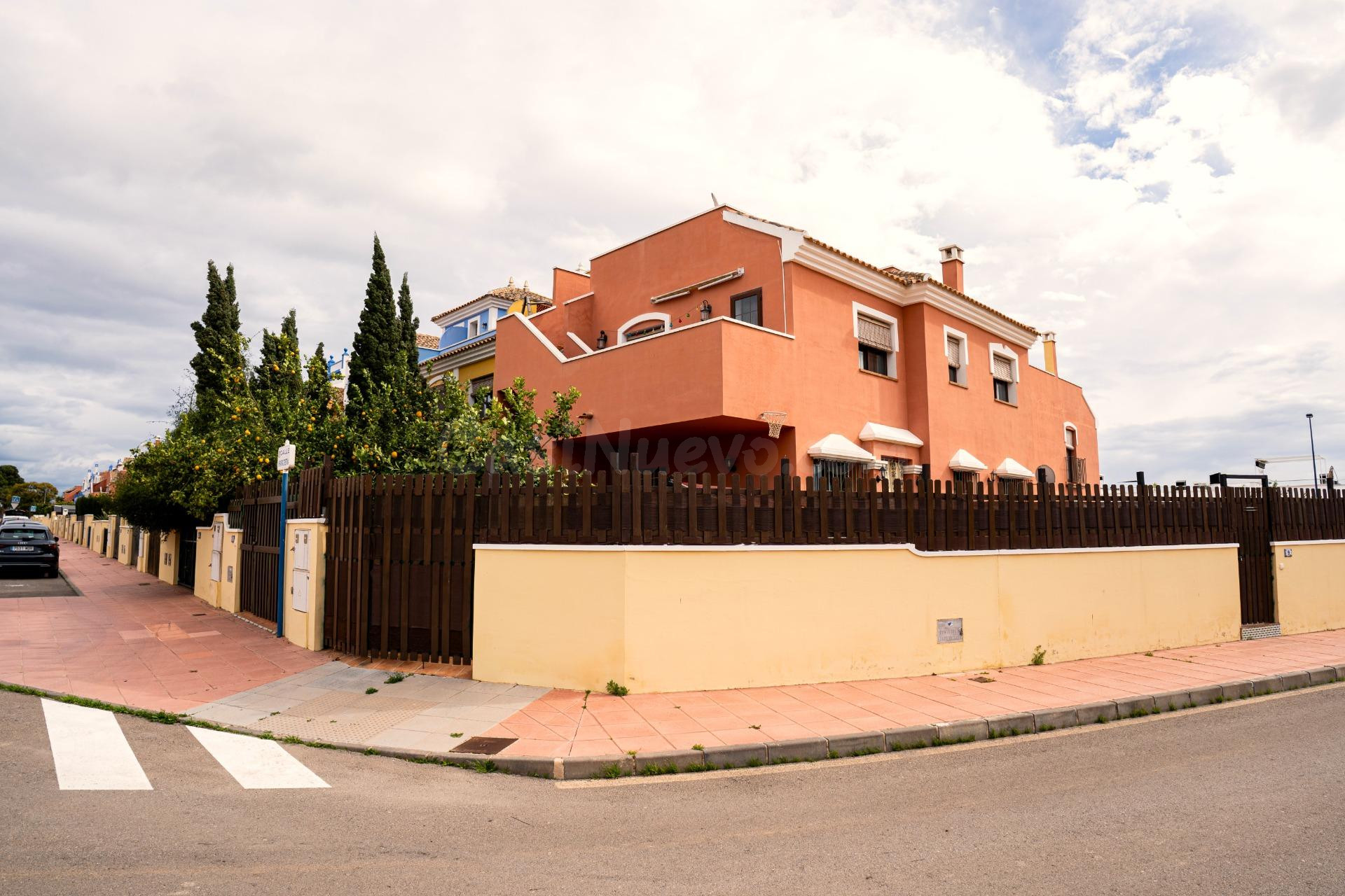 Planta baja tipo bungaló en esquina con 103 m2 de jardín en Roda