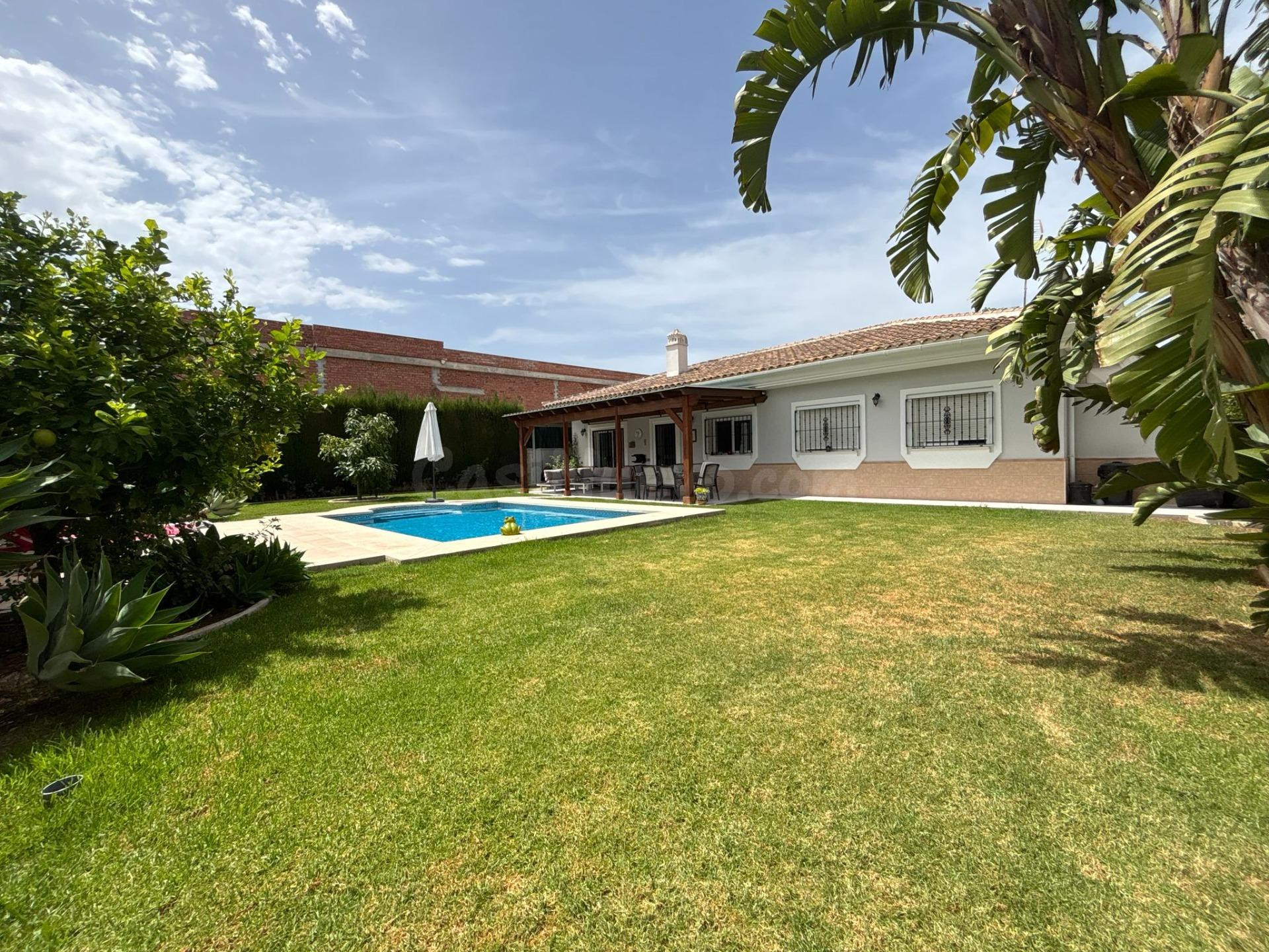 Chalet independiente reformado con piscina privada, placas solares y parcela llana de 733 m2 en Capellanía (Alhaurin de la Torre)
